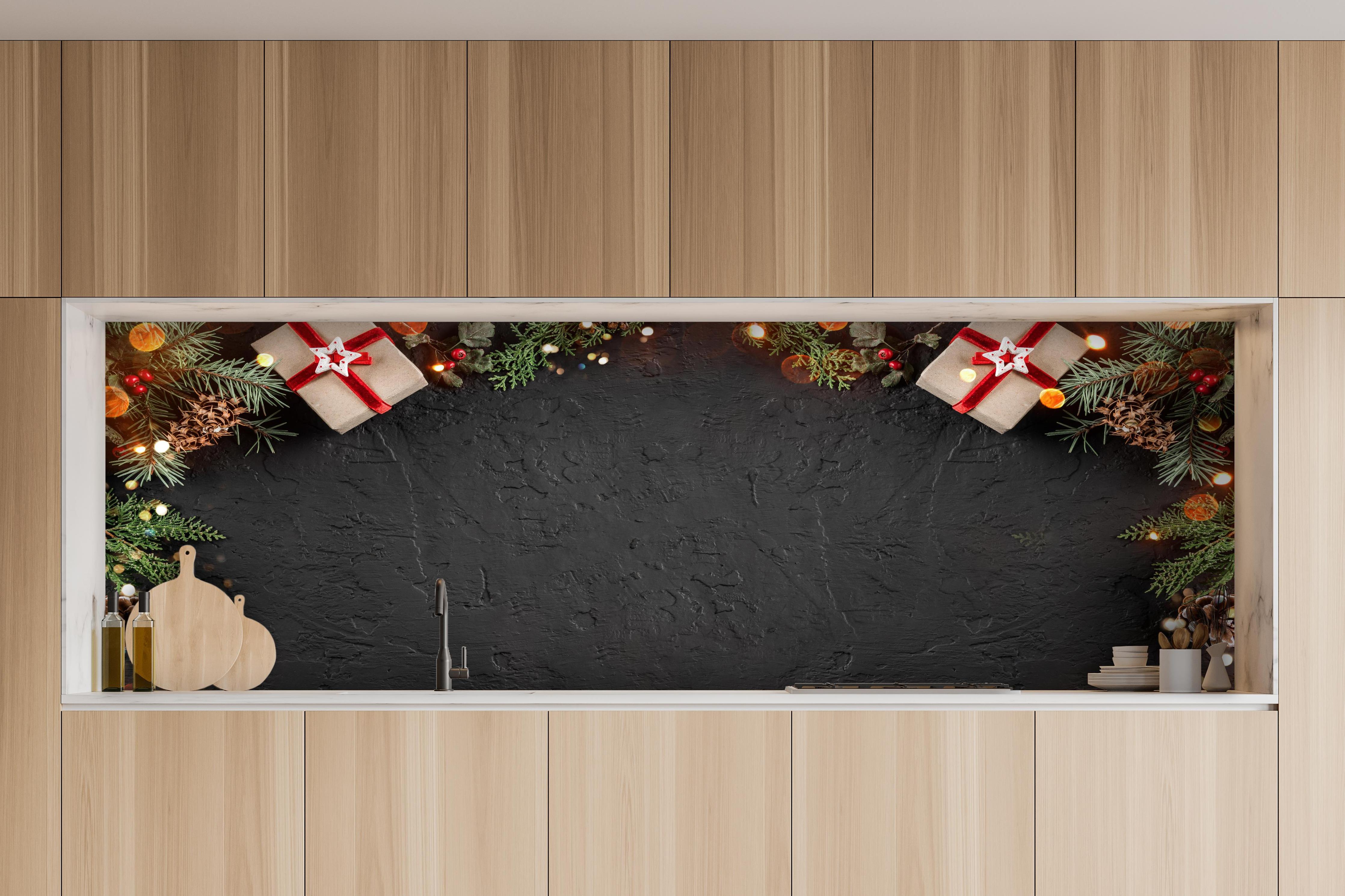 Küche - Geschenk-Boxen als Rahmen hinter weißen Hochglanz-Küchenregalen und schwarzem Wasserhahn