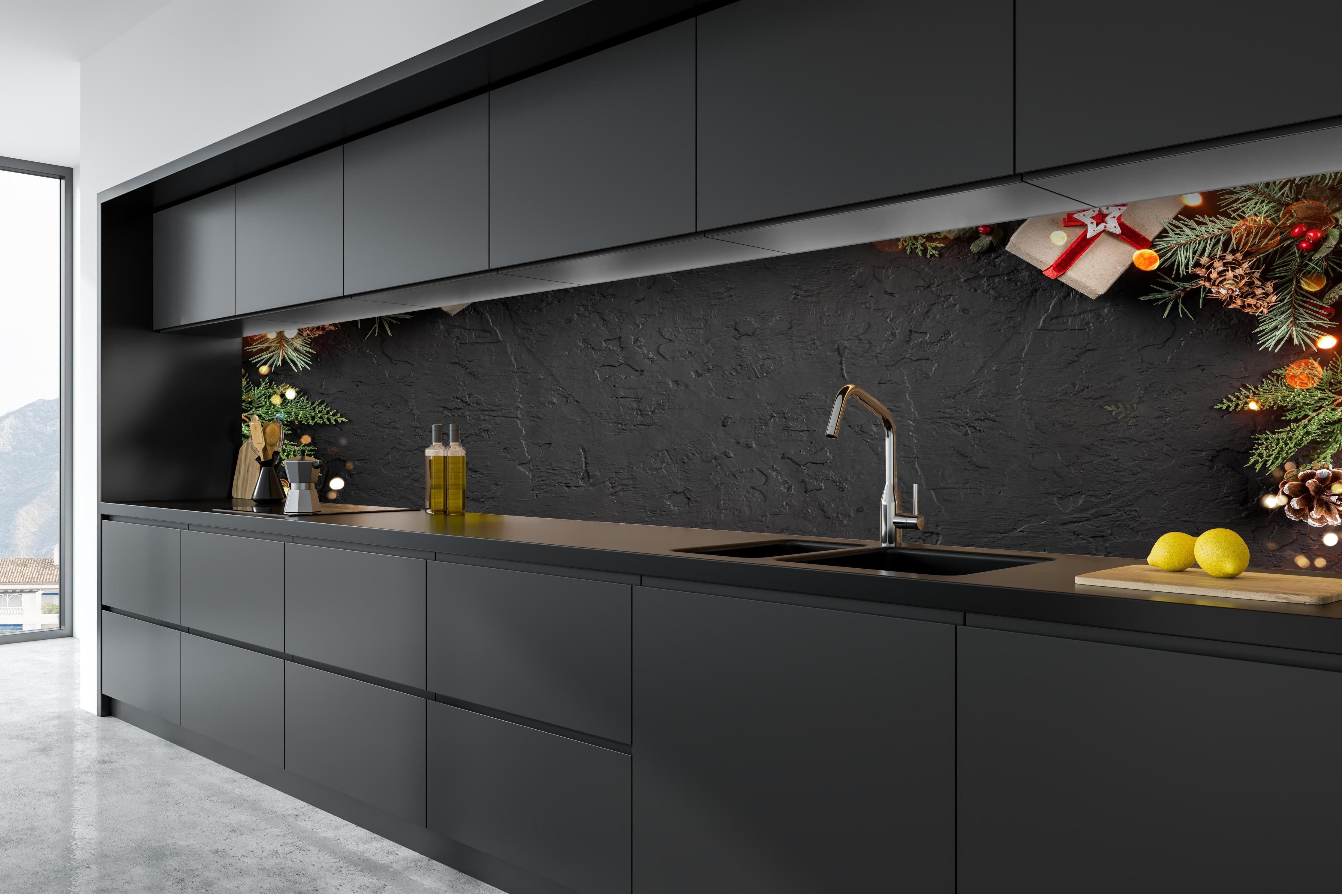 Küche - Geschenk-Boxen als Rahmen hinter weißen Hochglanz-Küchenregalen und schwarzem Wasserhahn