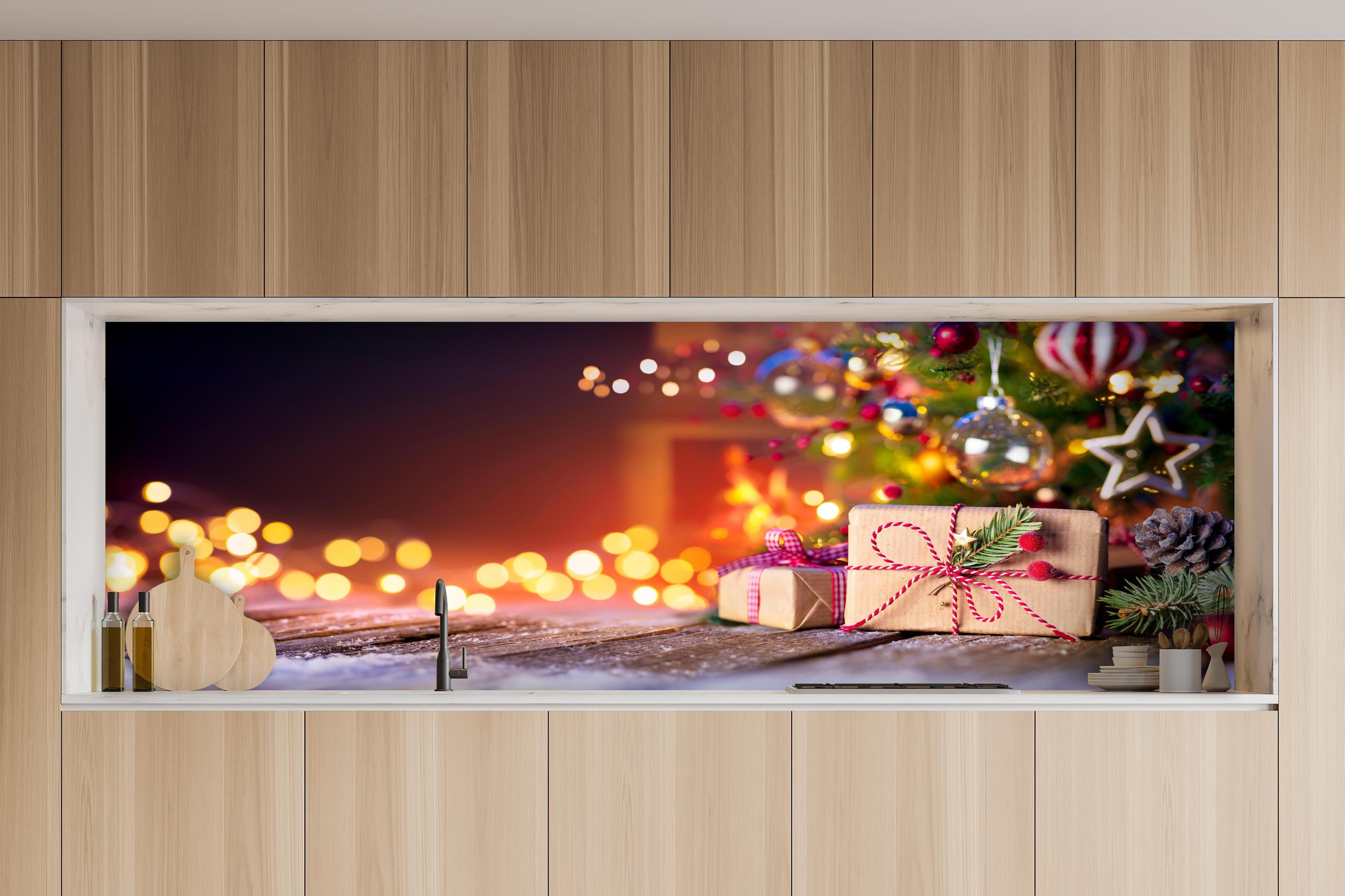 Küche - Geschenke unter dem Weihnachtsbaum hinter weißen Hochglanz-Küchenregalen und schwarzem Wasserhahn