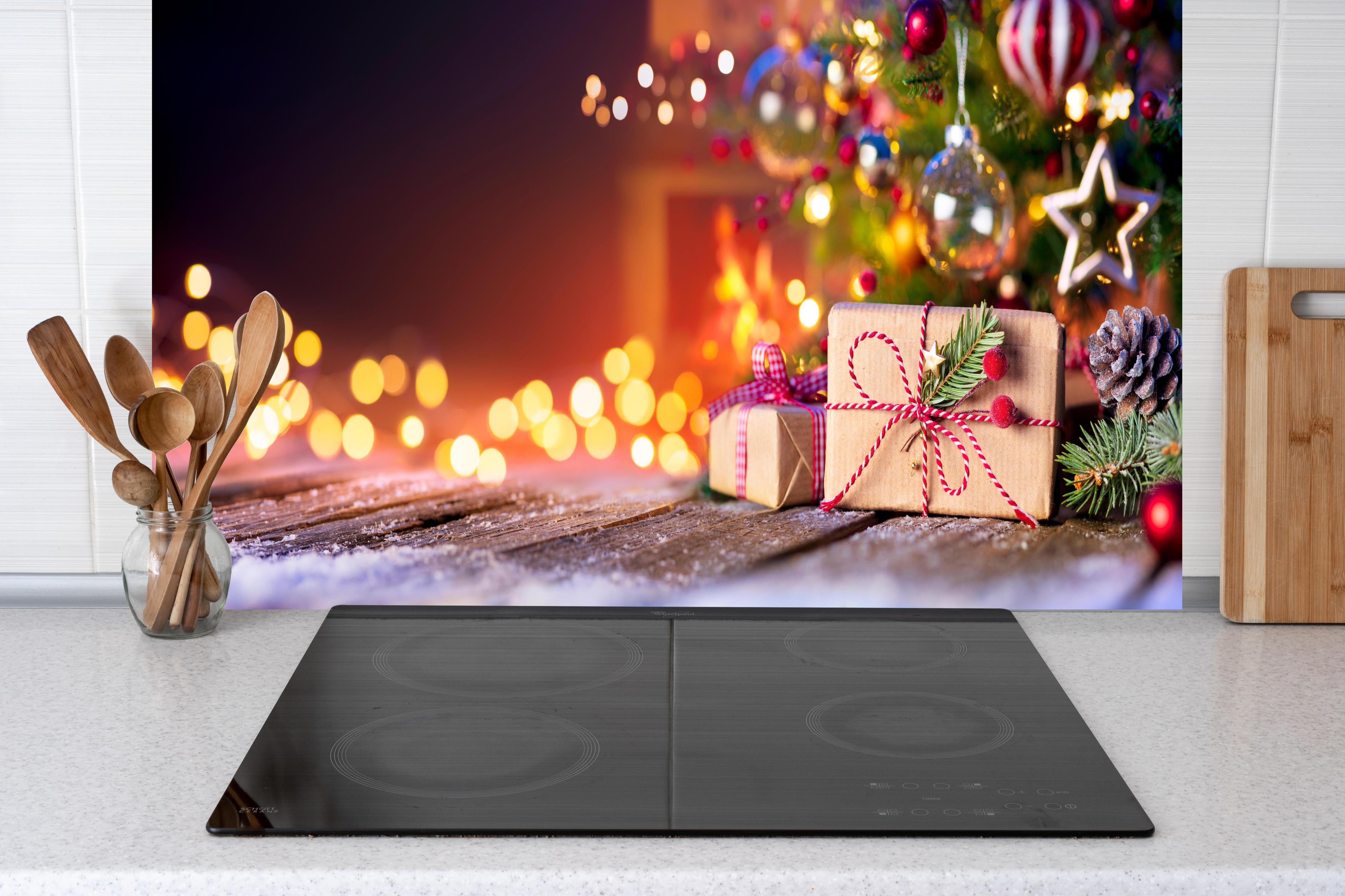 Küche - Geschenke unter dem Weihnachtsbaum hinter weißen Hochglanz-Küchenregalen und schwarzem Wasserhahn
