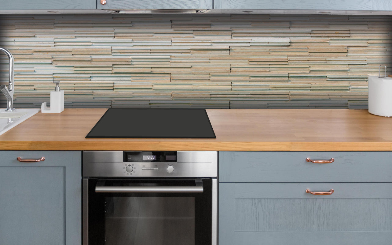 Küche - Gestapelte Holzplatten Wandverkleidung Natur Look hinter weißen Hochglanz-Küchenregalen und schwarzem Wasserhahn