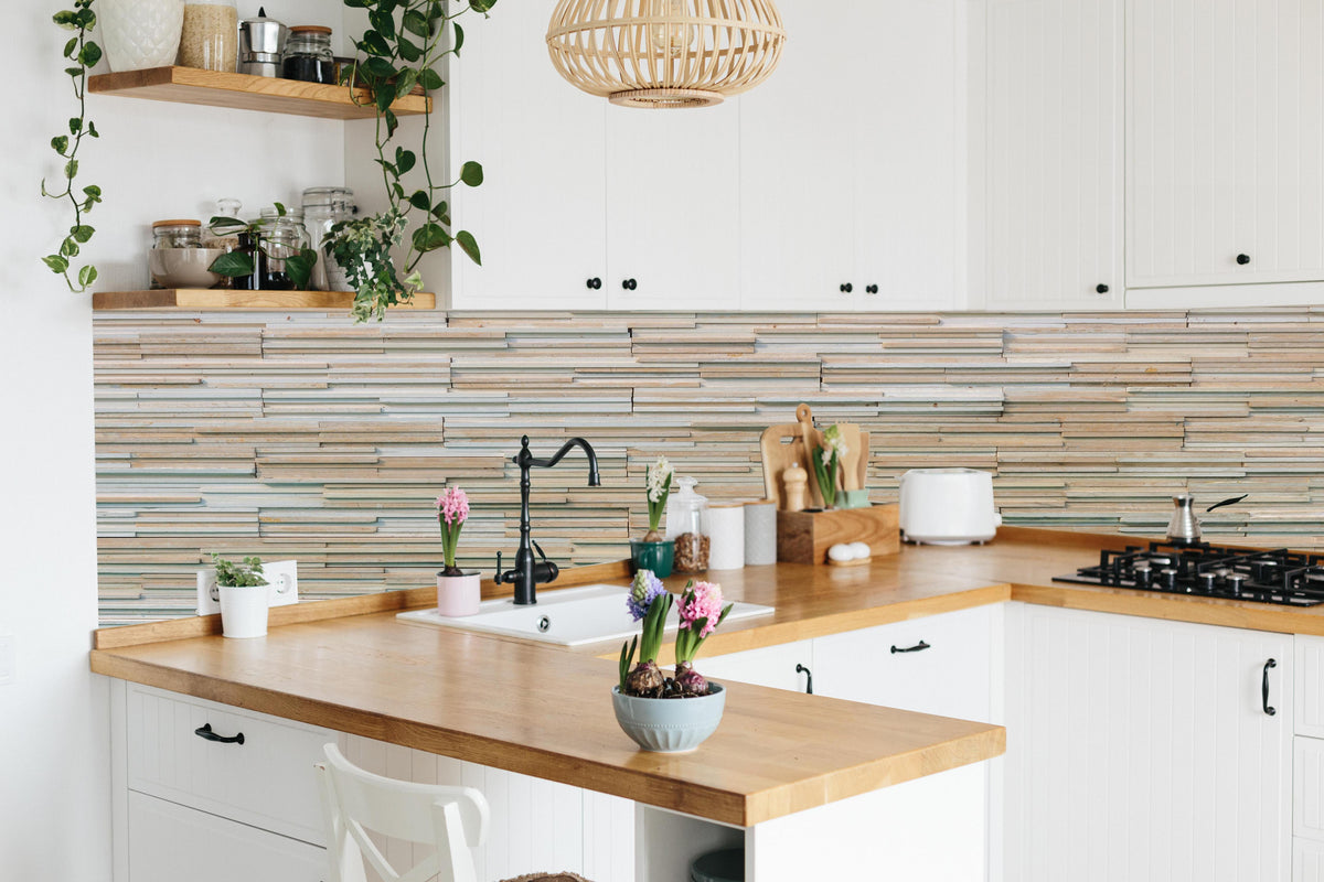 Küche - Gestapelte Holzplatten Wandverkleidung Natur Look hinter weißen Hochglanz-Küchenregalen und schwarzem Wasserhahn