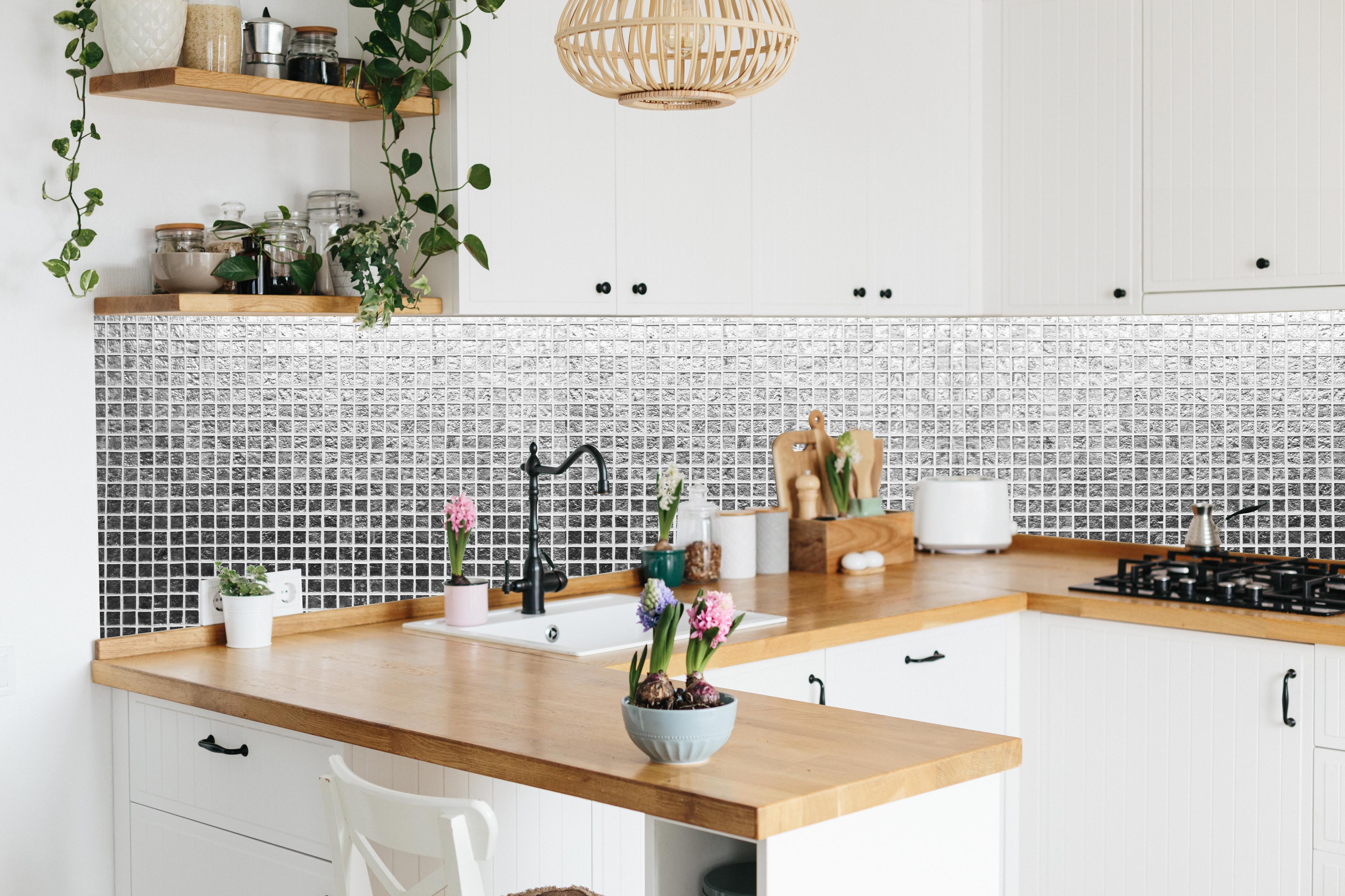 Küche - Glänzende Silberne Fliesen Textur Wand hinter weißen Hochglanz-Küchenregalen und schwarzem Wasserhahn