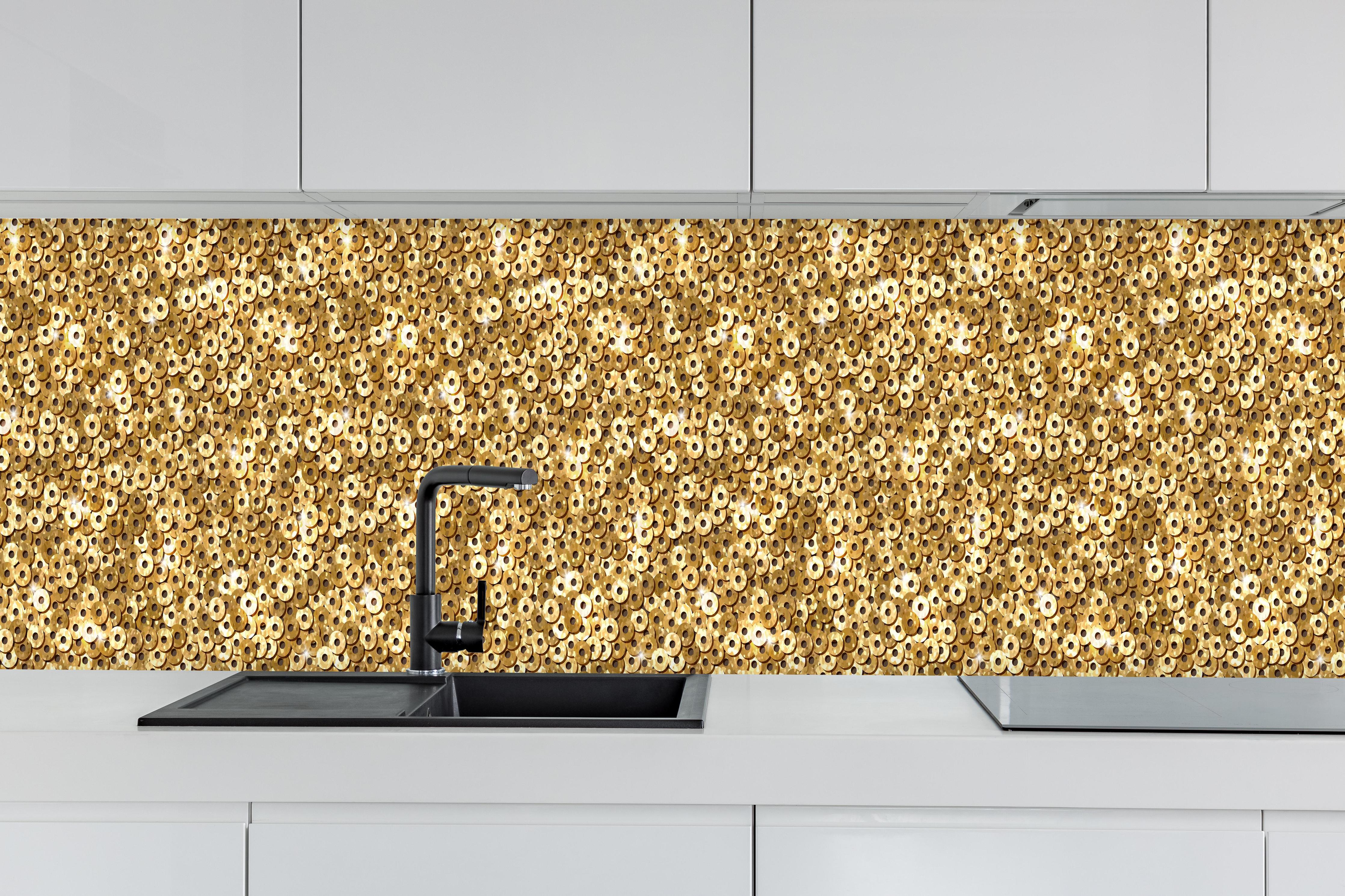 Küche - Glänzendes Gold-Pailletten-Stoffdesign hinter weißen Hochglanz-Küchenregalen und schwarzem Wasserhahn
