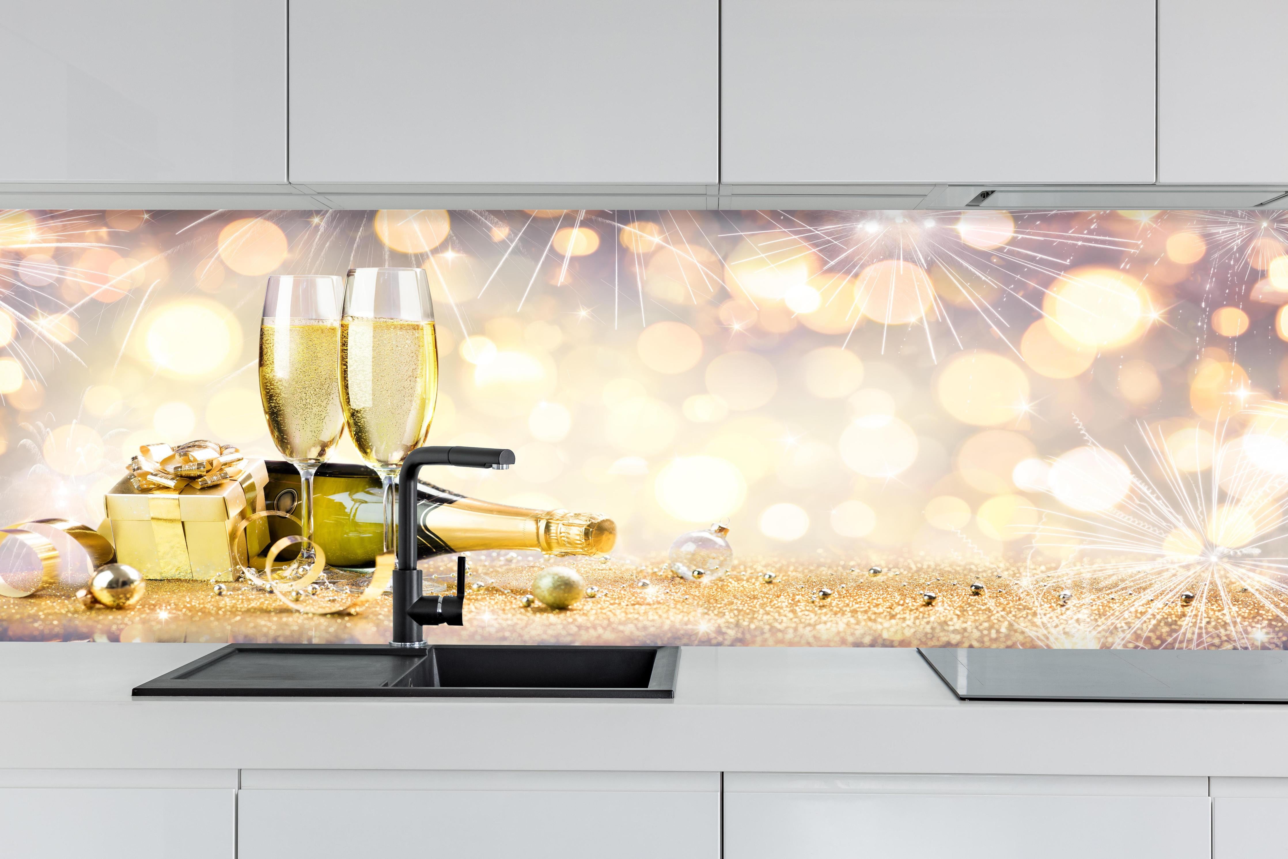 Küche - Glamouröse Gold-Champagner-Feier hinter weißen Hochglanz-Küchenregalen und schwarzem Wasserhahn