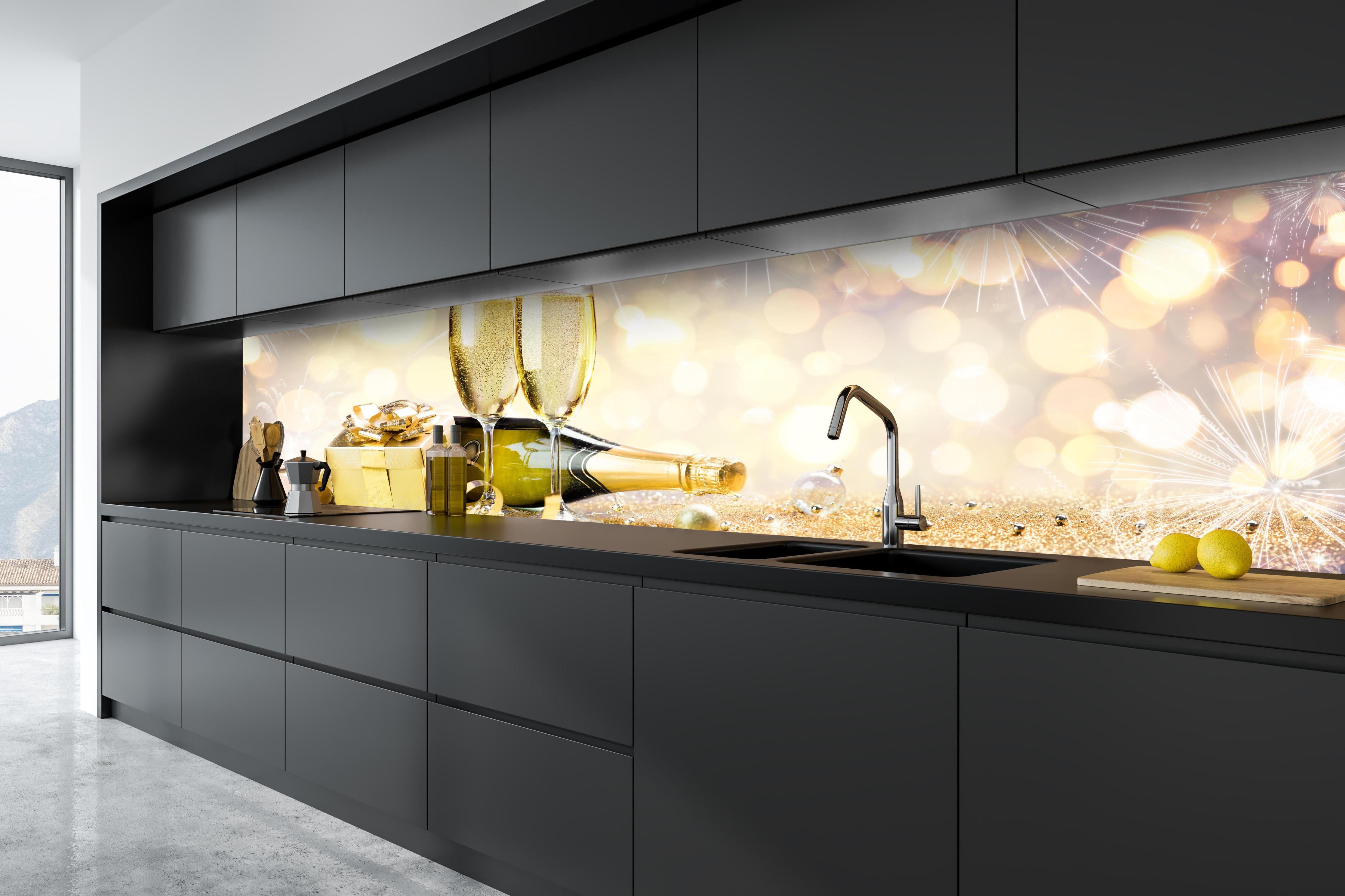 Küche - Glamouröse Gold-Champagner-Feier hinter weißen Hochglanz-Küchenregalen und schwarzem Wasserhahn