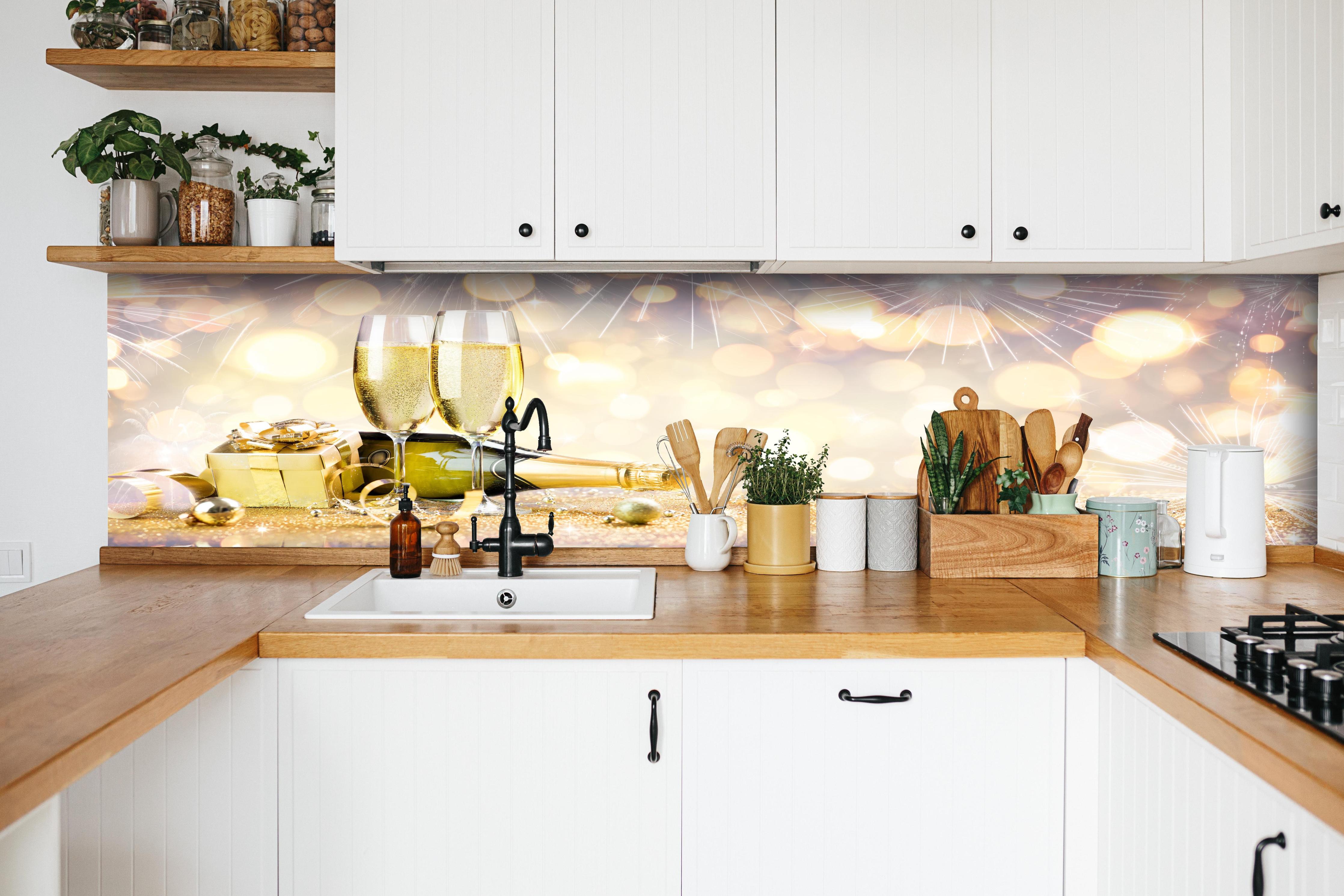 Küche - Glamouröse Gold-Champagner-Feier hinter weißen Hochglanz-Küchenregalen und schwarzem Wasserhahn