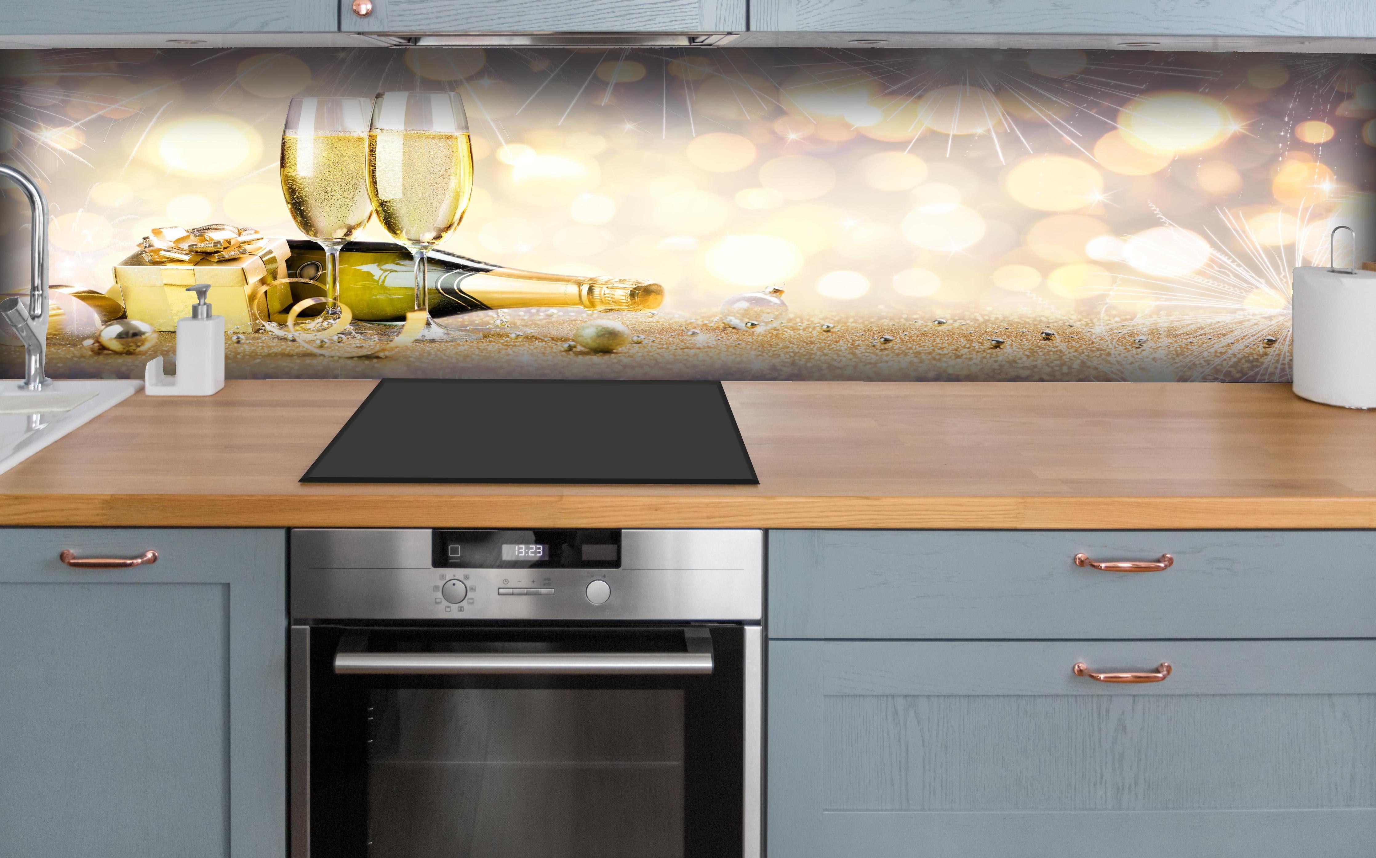 Küche - Glamouröse Gold-Champagner-Feier hinter weißen Hochglanz-Küchenregalen und schwarzem Wasserhahn