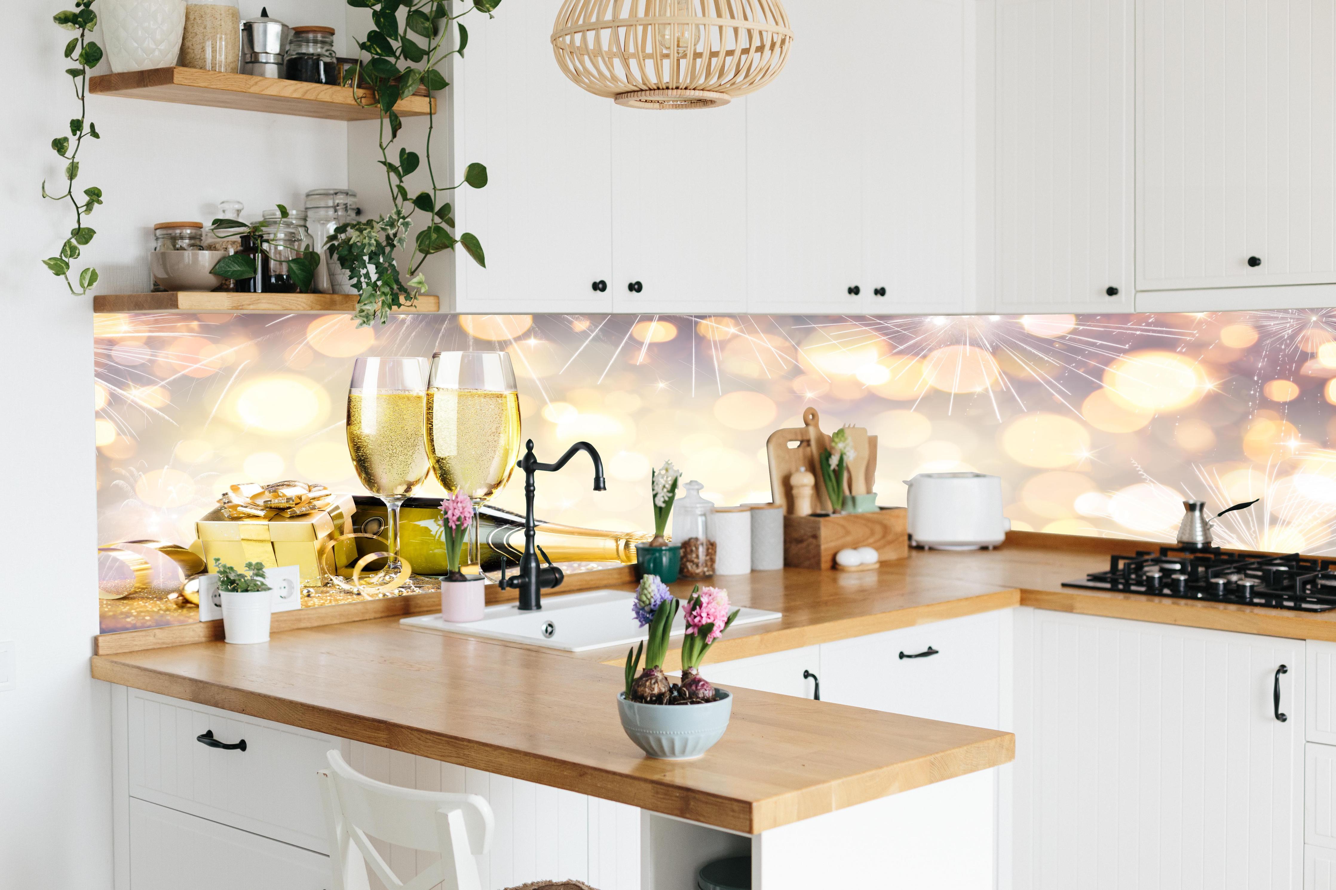 Küche - Glamouröse Gold-Champagner-Feier hinter weißen Hochglanz-Küchenregalen und schwarzem Wasserhahn