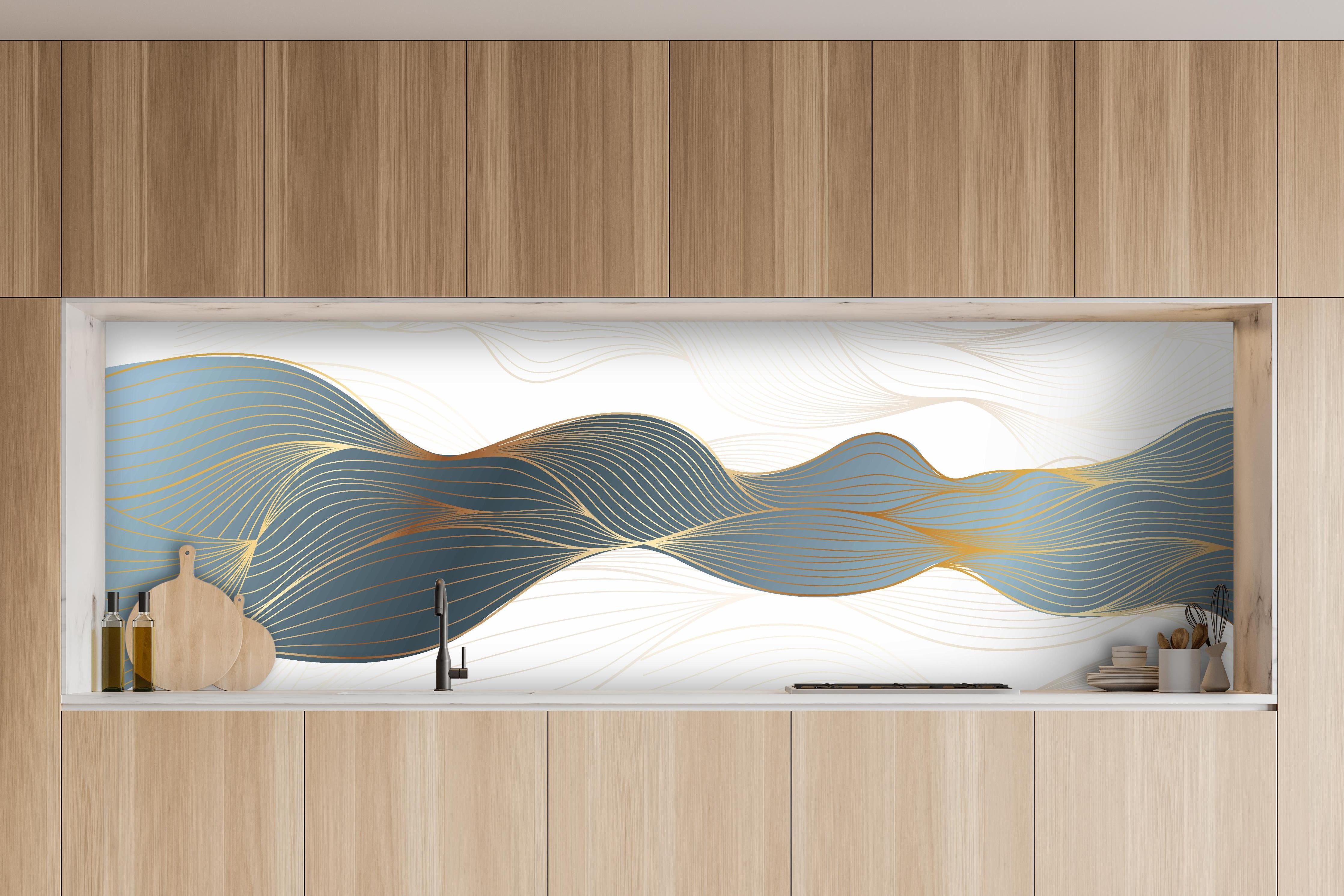 Küche - Gold-Blaue Abstrakte Wellendynamik Kunst hinter weißen Hochglanz-Küchenregalen und schwarzem Wasserhahn