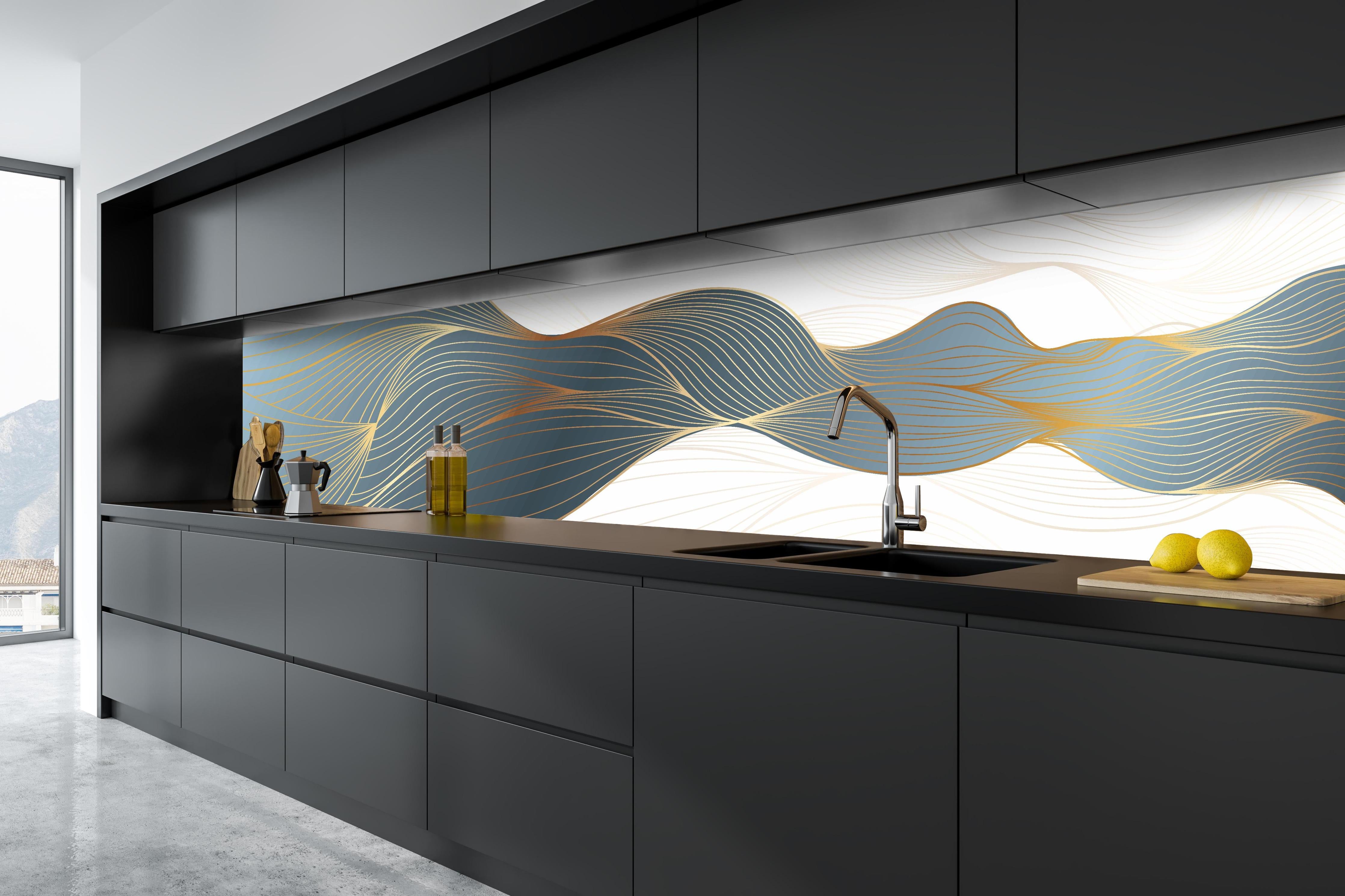 Küche - Gold-Blaue Abstrakte Wellendynamik Kunst hinter weißen Hochglanz-Küchenregalen und schwarzem Wasserhahn