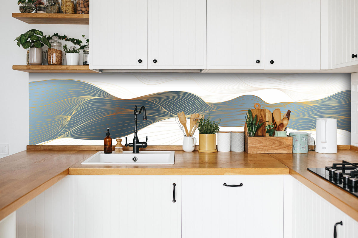 Küche - Gold-Blaue Abstrakte Wellendynamik Kunst hinter weißen Hochglanz-Küchenregalen und schwarzem Wasserhahn