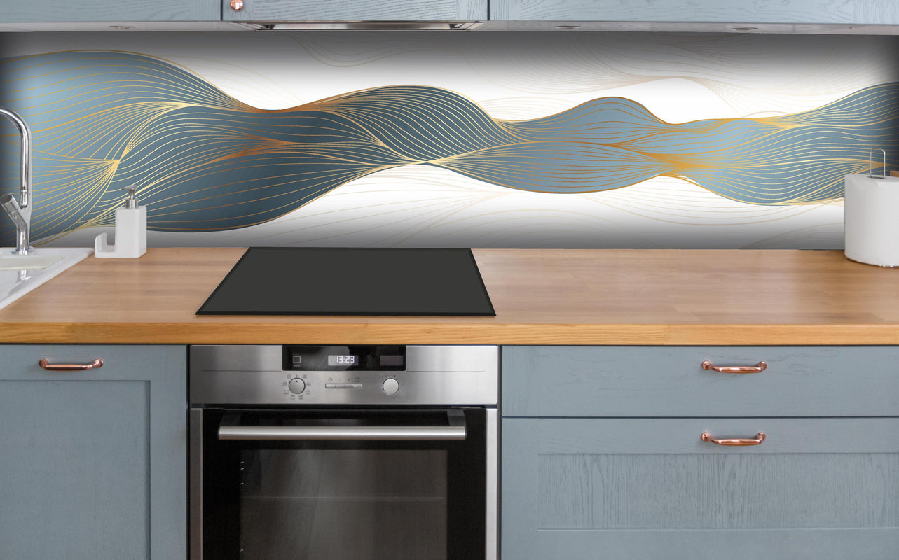 Küche - Gold-Blaue Abstrakte Wellendynamik Kunst hinter weißen Hochglanz-Küchenregalen und schwarzem Wasserhahn
