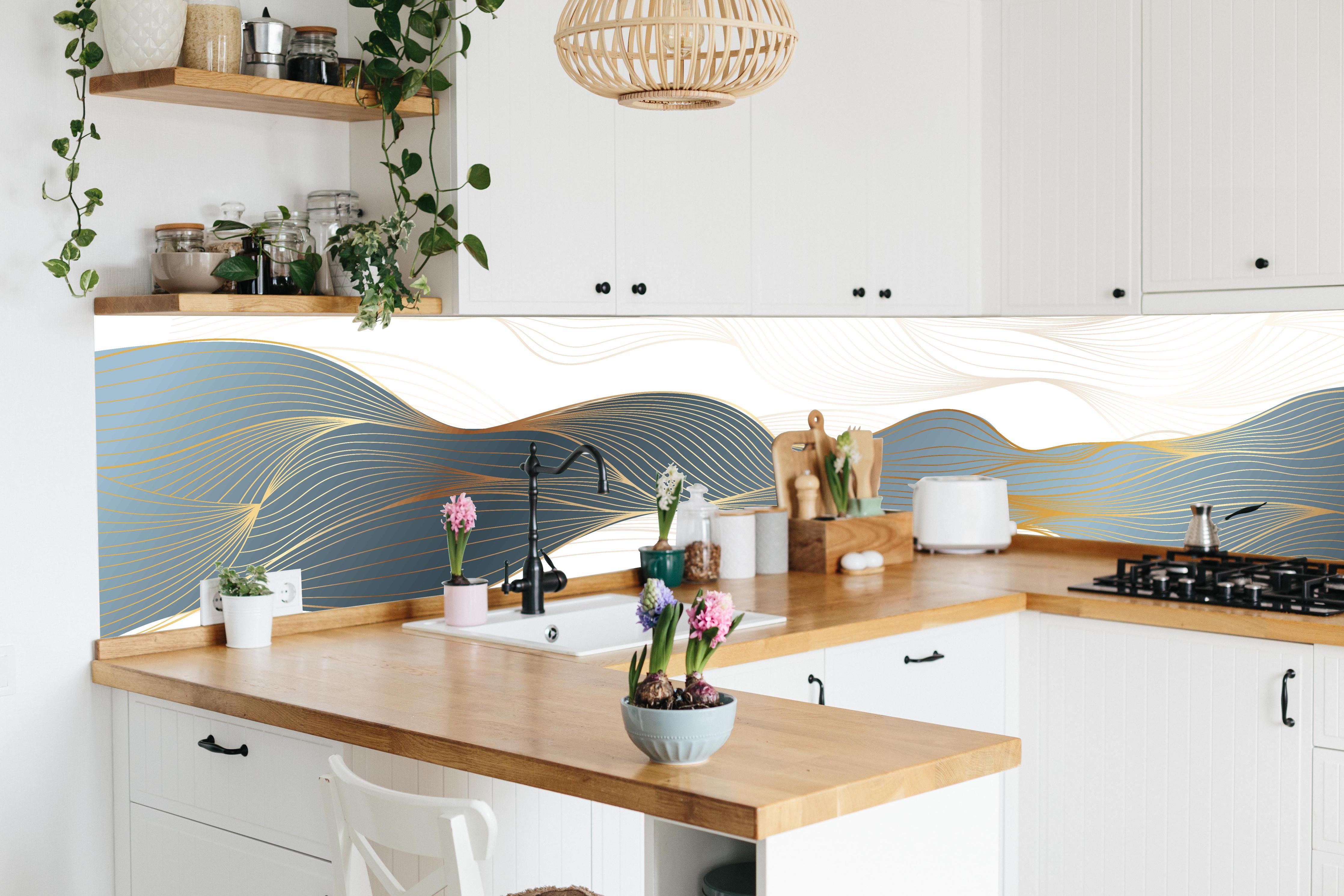 Küche - Gold-Blaue Abstrakte Wellendynamik Kunst hinter weißen Hochglanz-Küchenregalen und schwarzem Wasserhahn