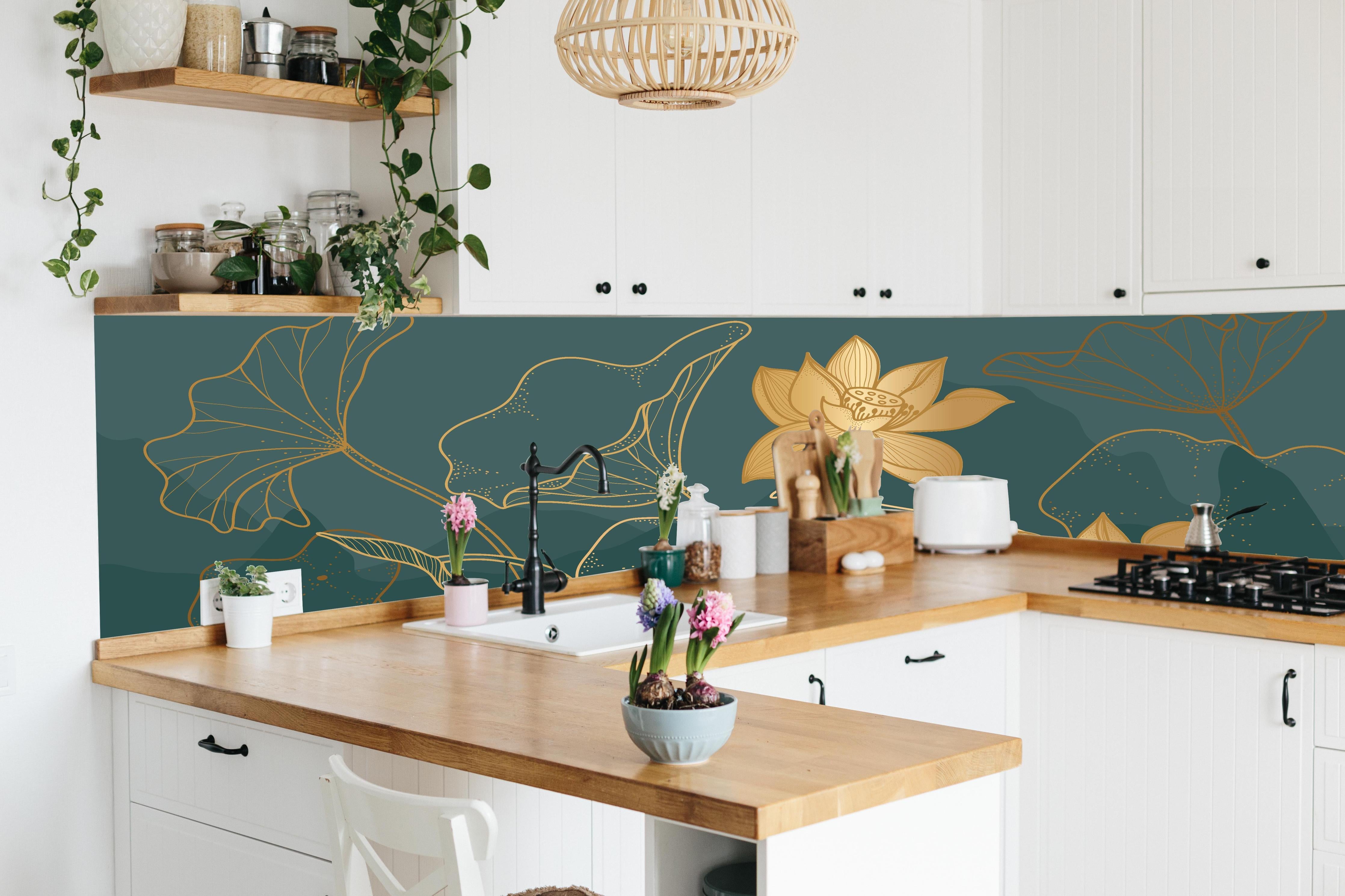 Küche - Gold Lotus Kunstwerk mit dunklem Hintergrund hinter weißen Hochglanz-Küchenregalen und schwarzem Wasserhahn