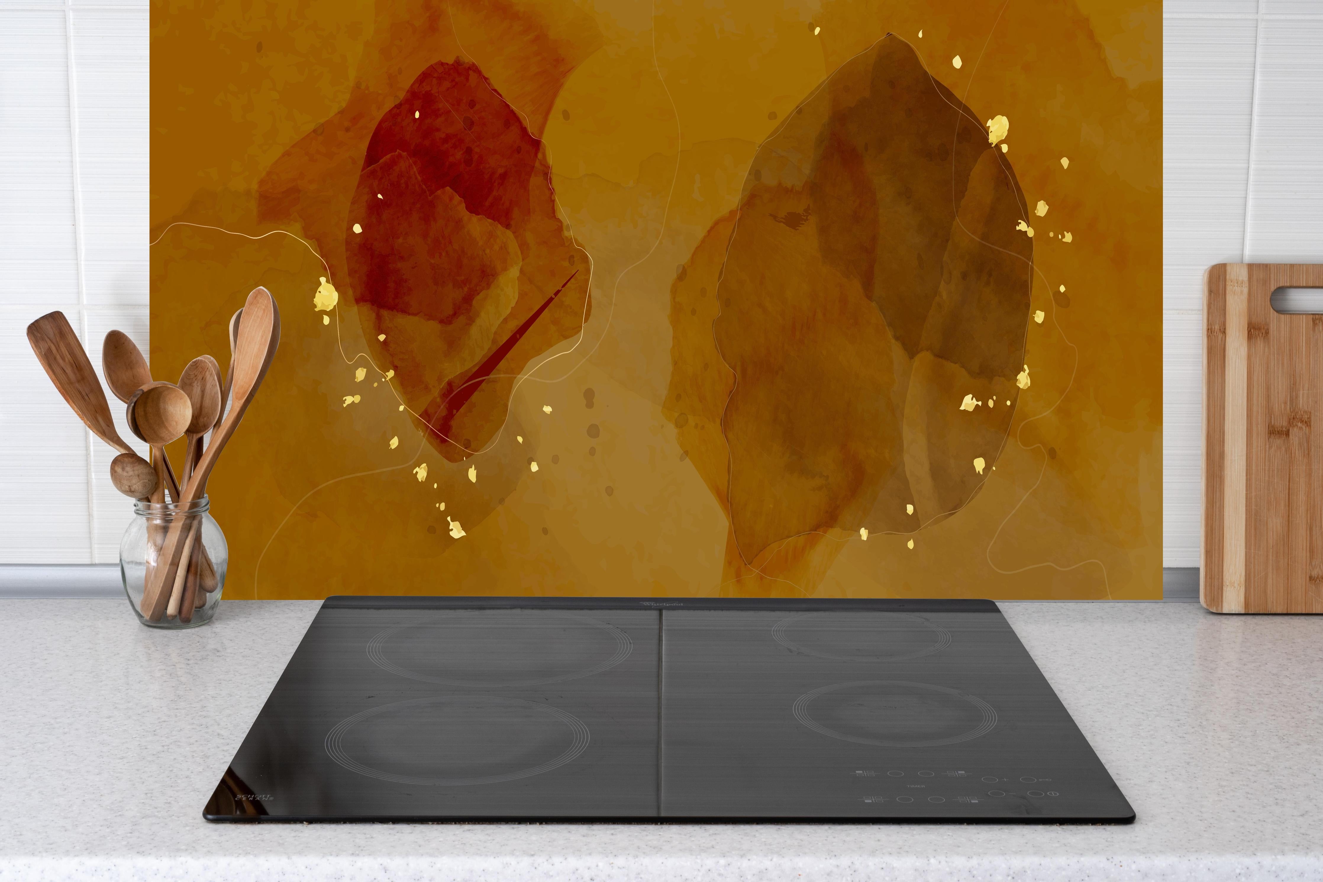 Küche - Goldbrauner Aquarell Hintergrund hinter weißen Hochglanz-Küchenregalen und schwarzem Wasserhahn