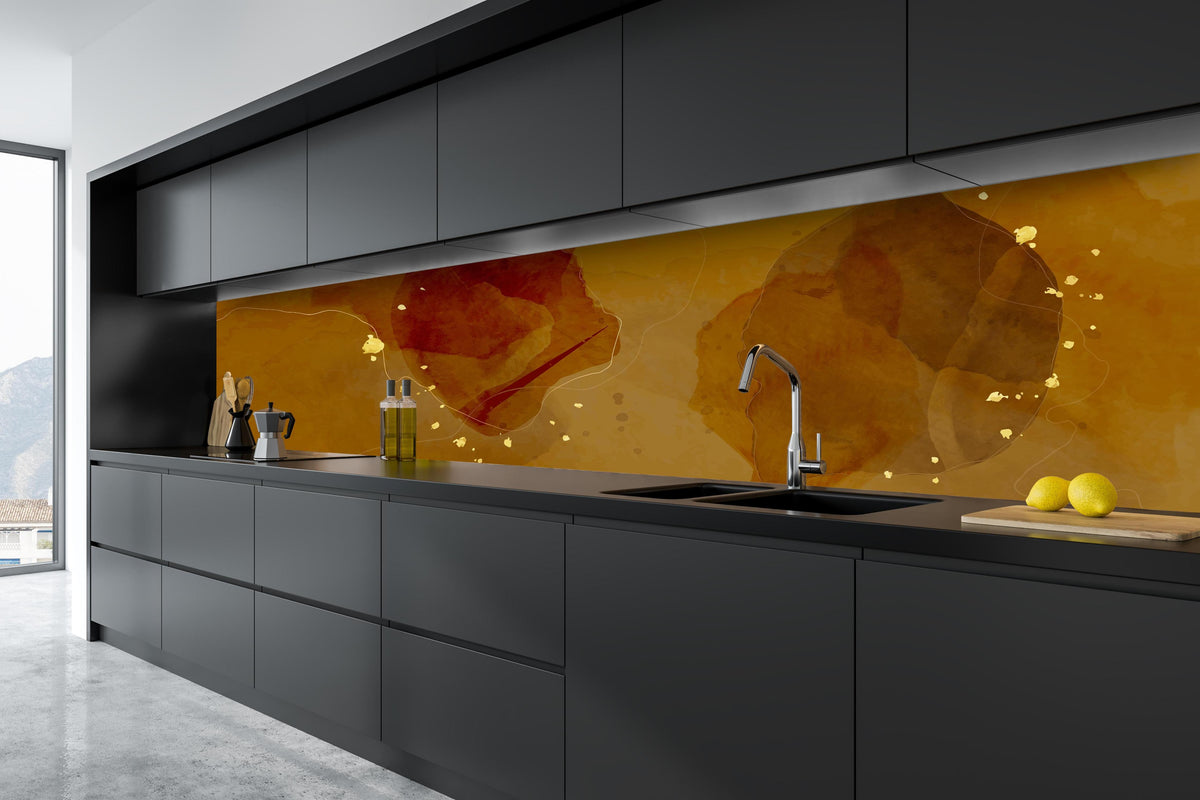 Küche - Goldbrauner Aquarell Hintergrund hinter weißen Hochglanz-Küchenregalen und schwarzem Wasserhahn