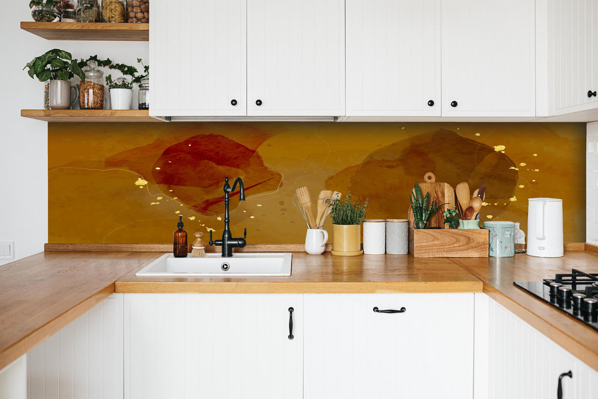 Küche - Goldbrauner Aquarell Hintergrund hinter weißen Hochglanz-Küchenregalen und schwarzem Wasserhahn