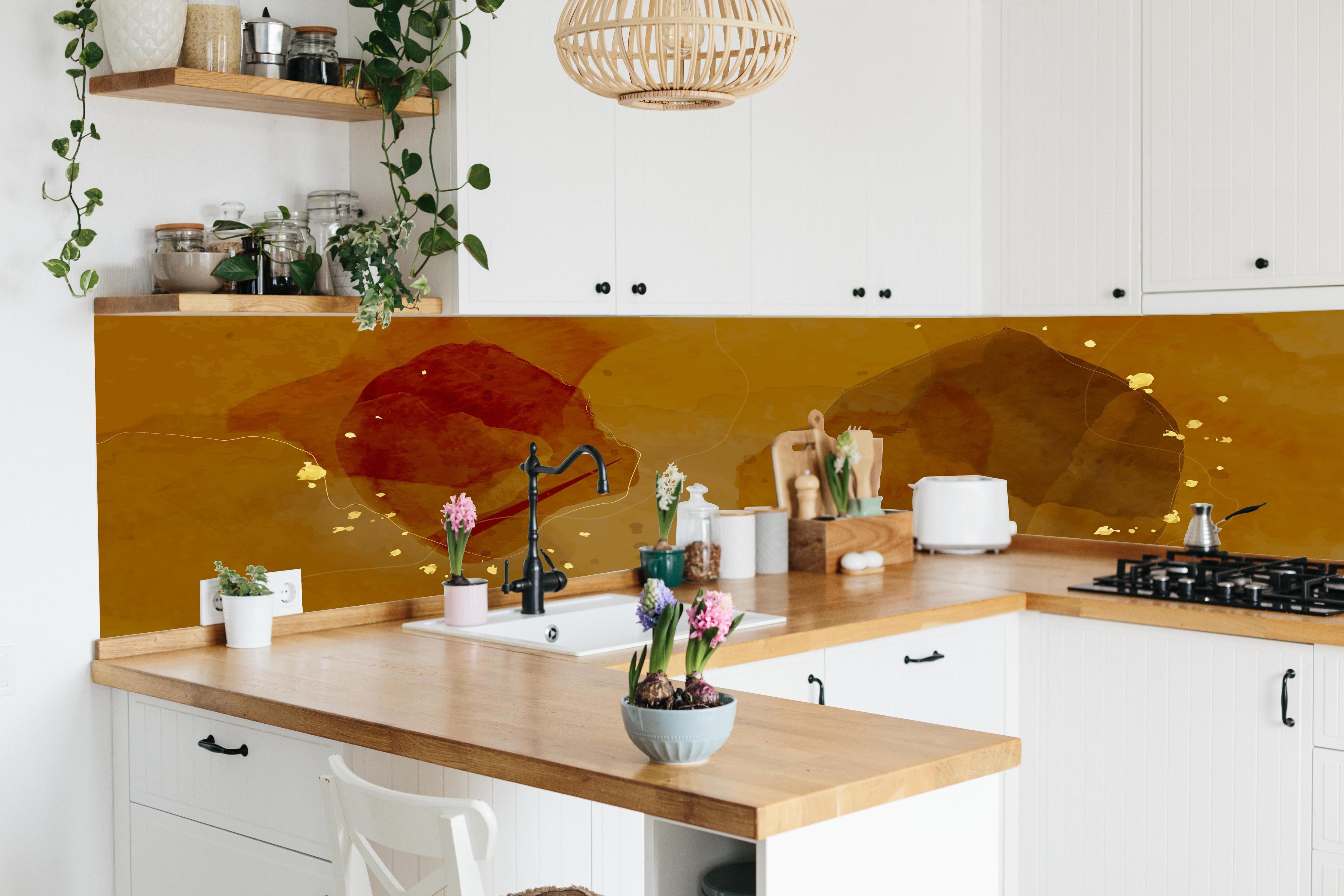Küche - Goldbrauner Aquarell Hintergrund hinter weißen Hochglanz-Küchenregalen und schwarzem Wasserhahn