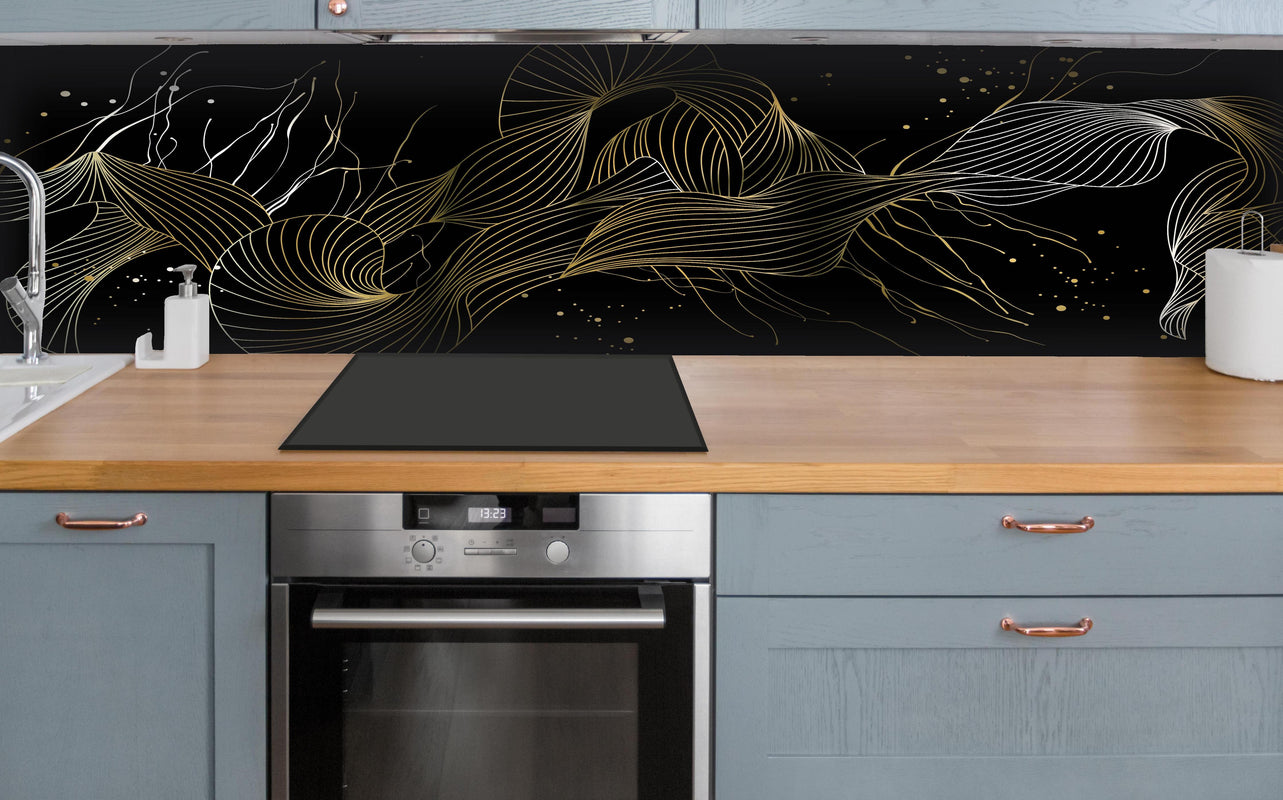 Küche - Goldene Abstrakte Linien auf Schwarz hinter weißen Hochglanz-Küchenregalen und schwarzem Wasserhahn