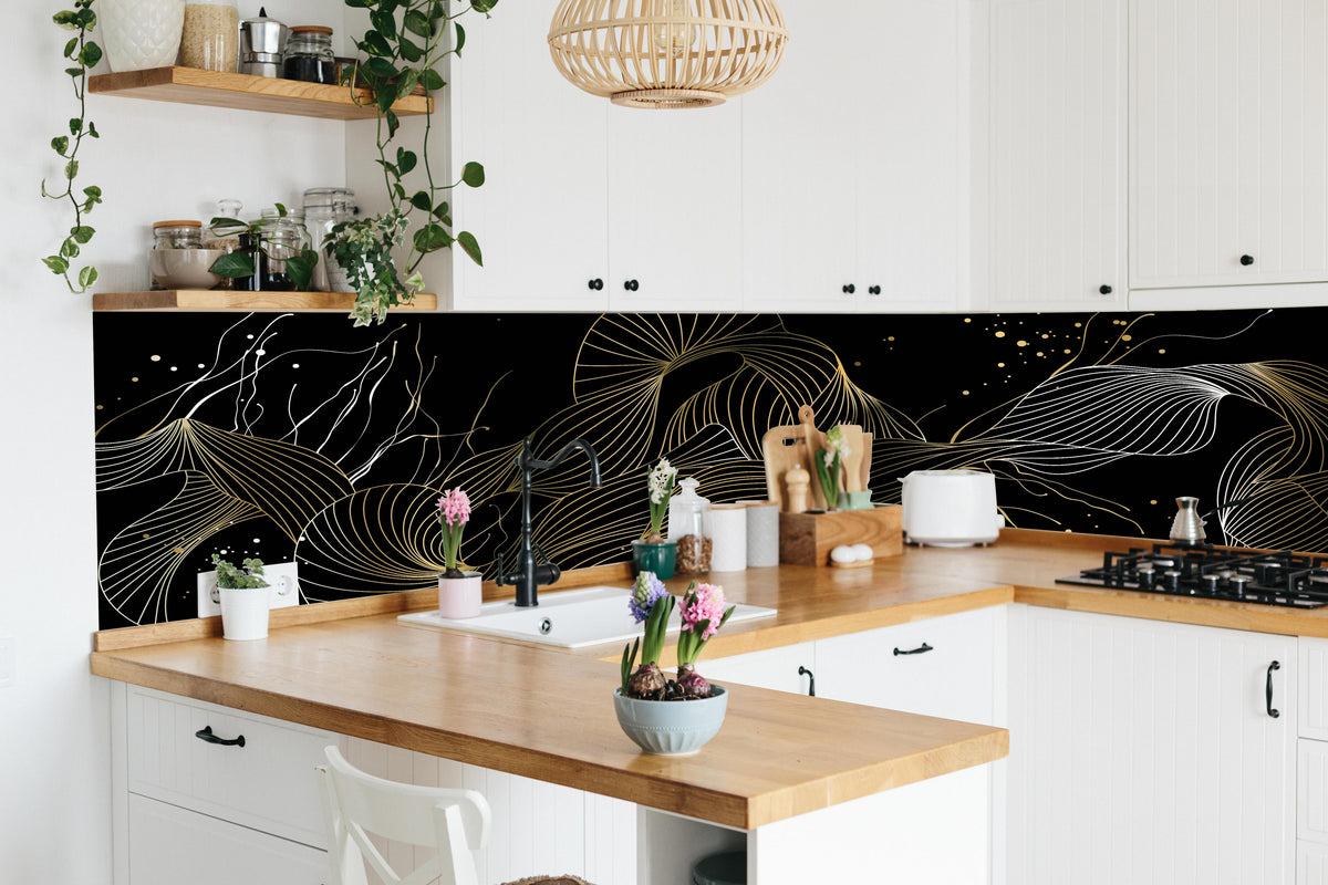 Küche - Goldene Abstrakte Linien auf Schwarz hinter weißen Hochglanz-Küchenregalen und schwarzem Wasserhahn