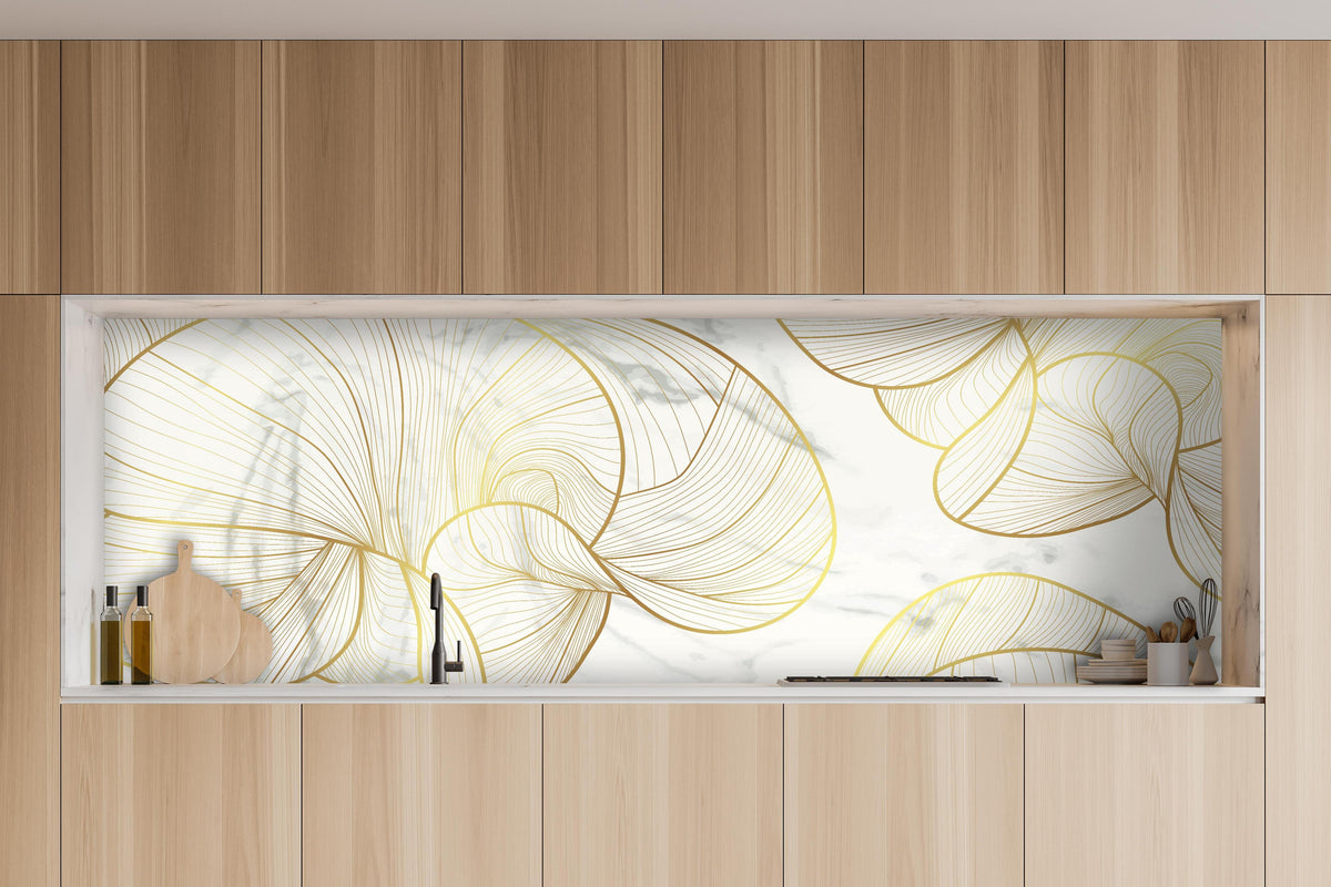Küche - Goldene Abstrakte Linien auf hellem Marmor hinter weißen Hochglanz-Küchenregalen und schwarzem Wasserhahn