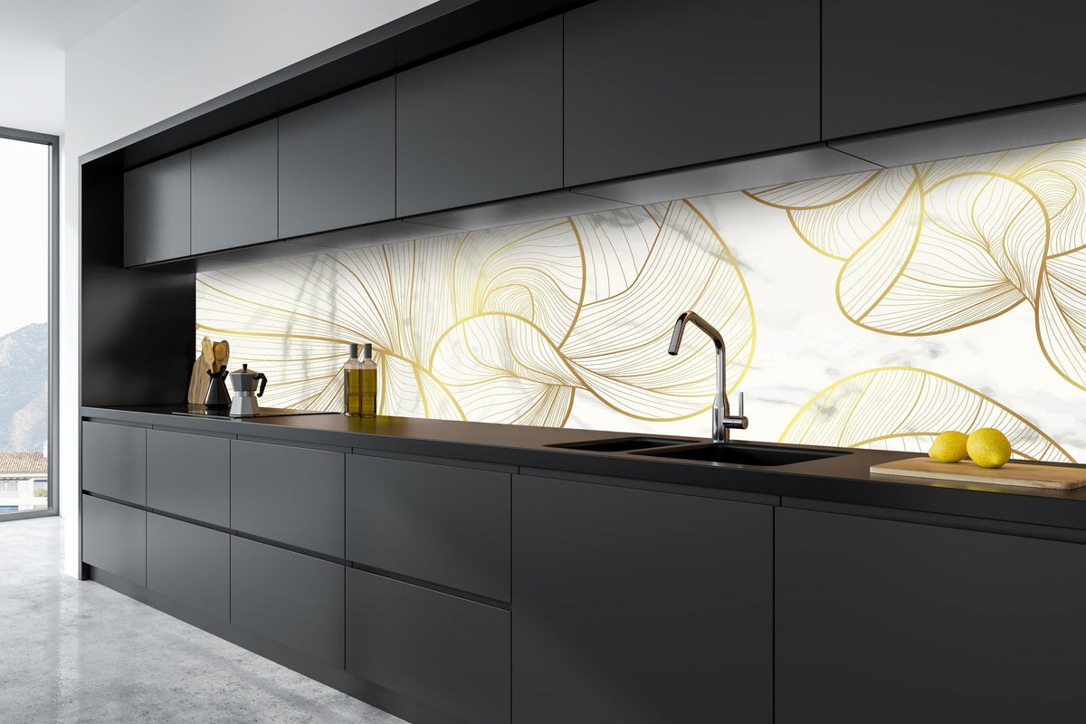 Küche - Goldene Abstrakte Linien auf hellem Marmor hinter weißen Hochglanz-Küchenregalen und schwarzem Wasserhahn