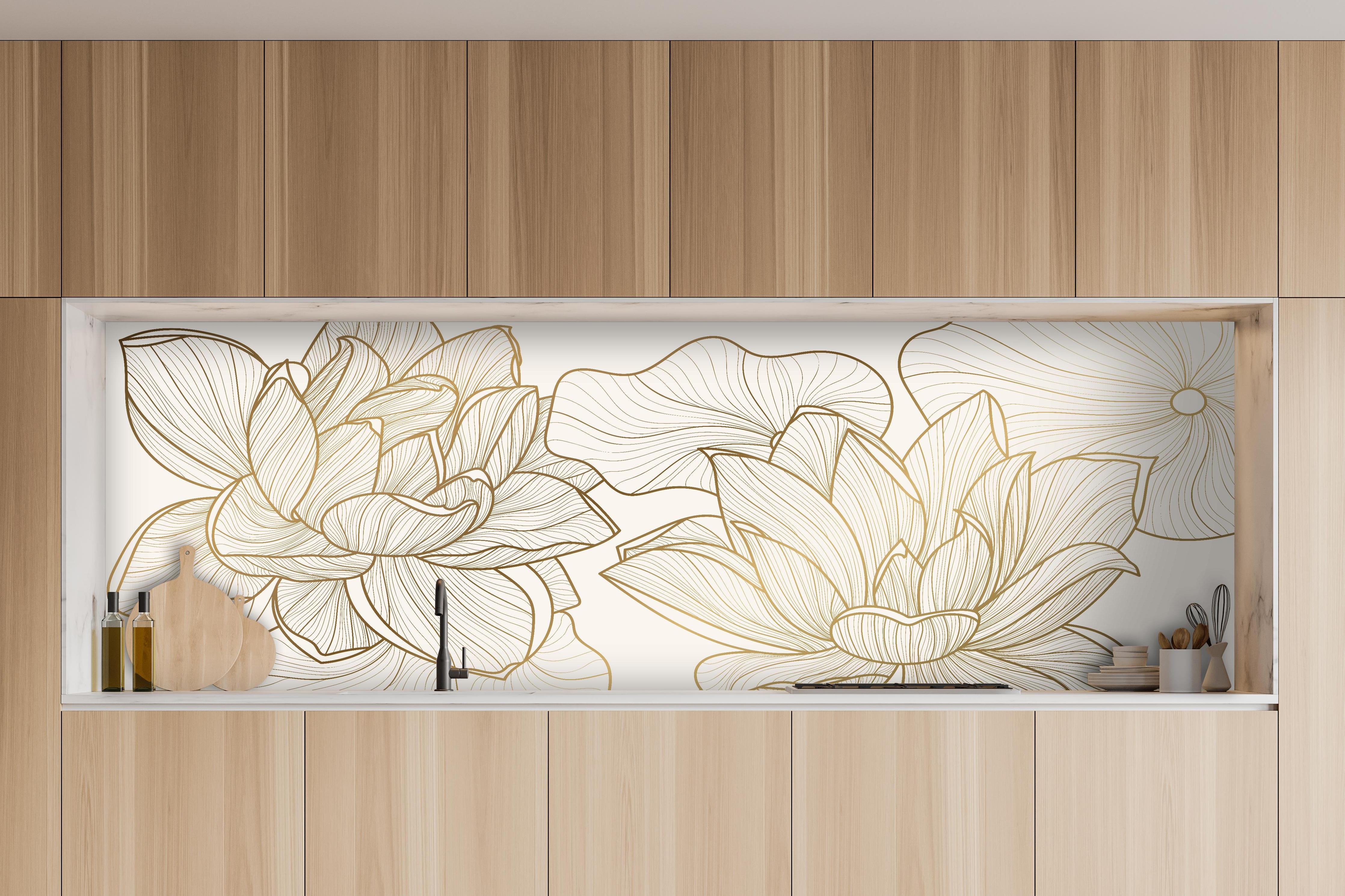 Küche - Goldene Blumen Linienzeichnung Kunstwerk hinter weißen Hochglanz-Küchenregalen und schwarzem Wasserhahn