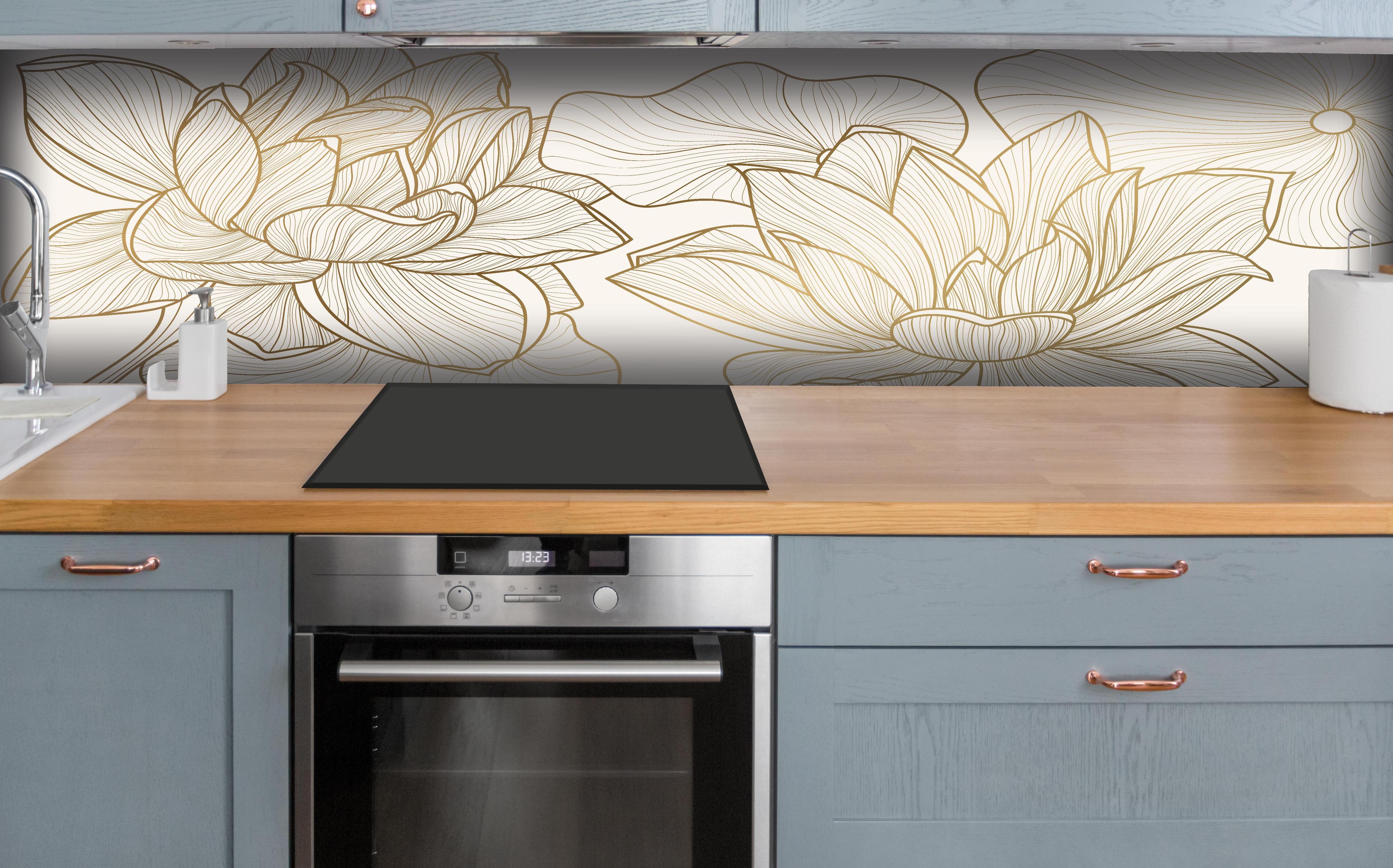 Küche - Goldene Blumen Linienzeichnung Kunstwerk hinter weißen Hochglanz-Küchenregalen und schwarzem Wasserhahn