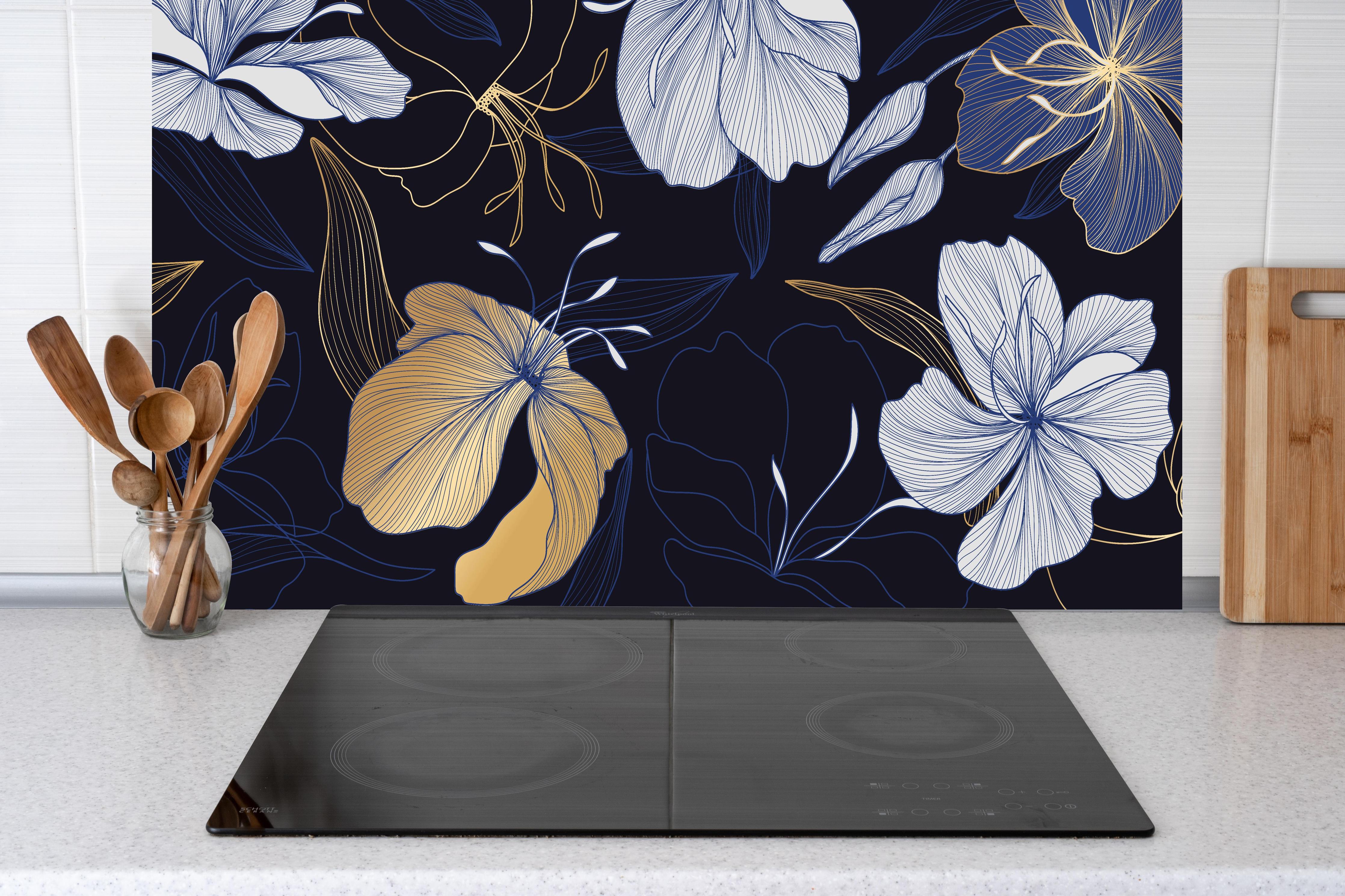 Küche - Goldene Blumenillustration auf Dunkelblau hinter weißen Hochglanz-Küchenregalen und schwarzem Wasserhahn