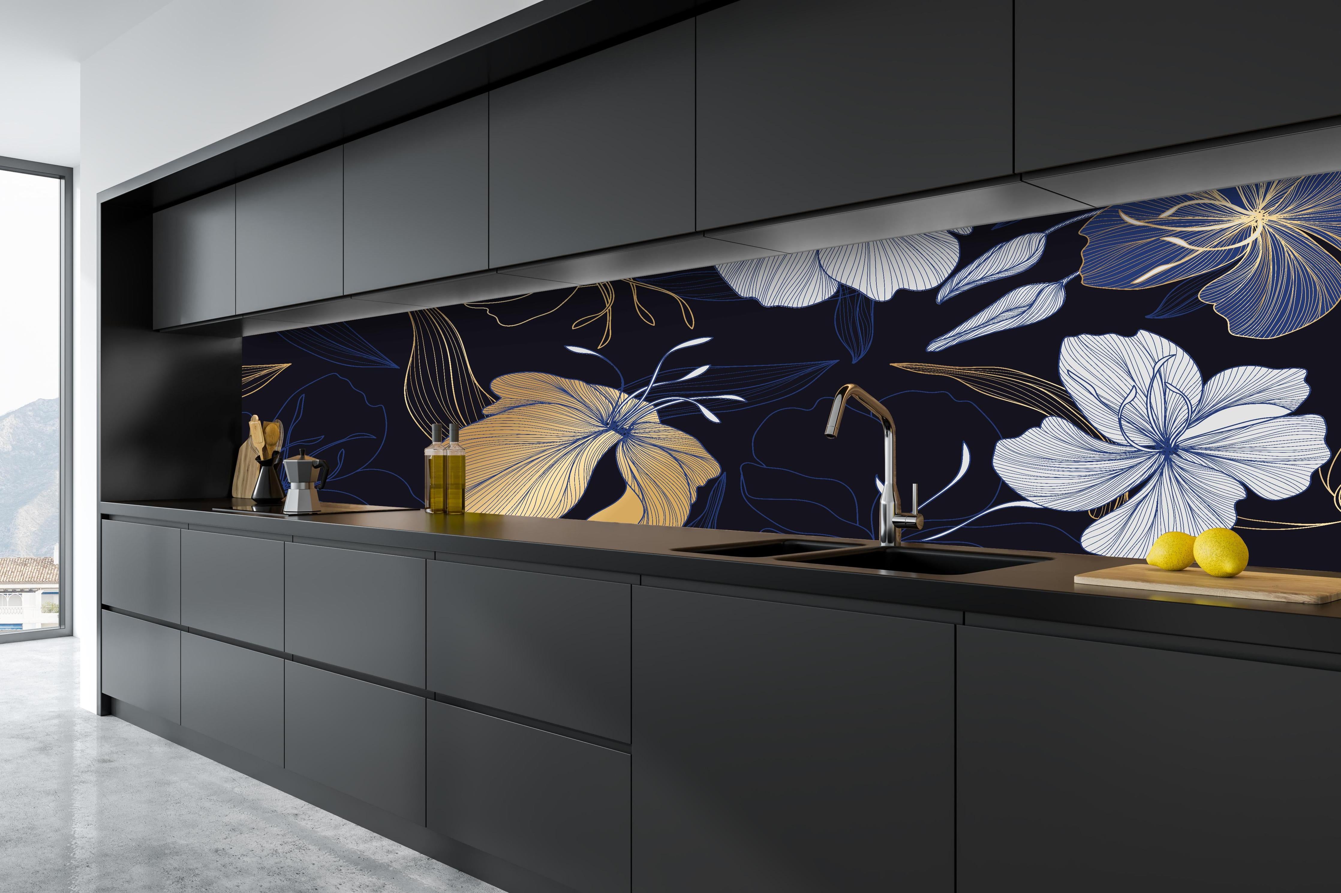 Küche - Goldene Blumenillustration auf Dunkelblau hinter weißen Hochglanz-Küchenregalen und schwarzem Wasserhahn