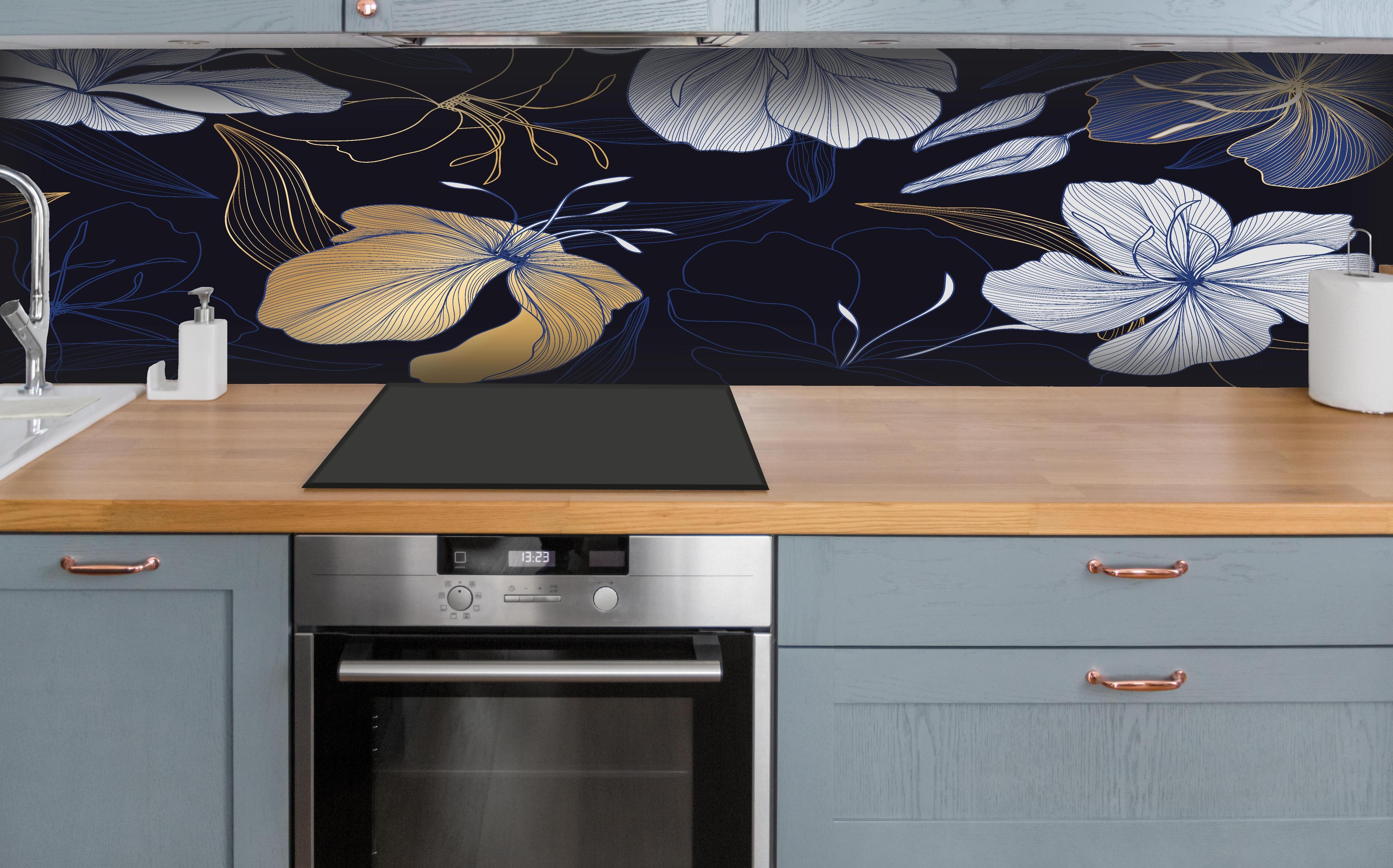 Küche - Goldene Blumenillustration auf Dunkelblau hinter weißen Hochglanz-Küchenregalen und schwarzem Wasserhahn