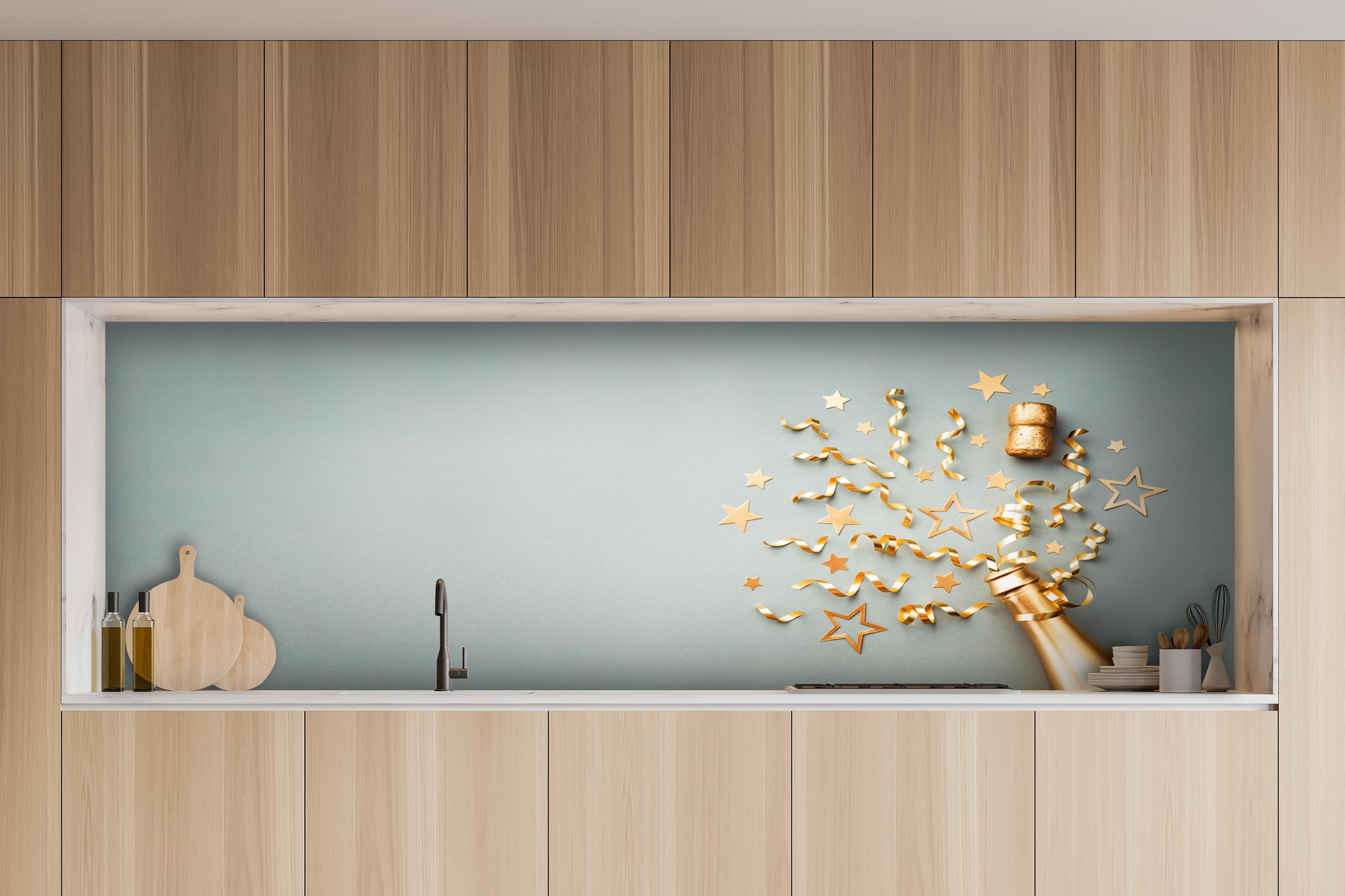 Küche - Goldene Champagnerflasche im Sylvester design hinter weißen Hochglanz-Küchenregalen und schwarzem Wasserhahn