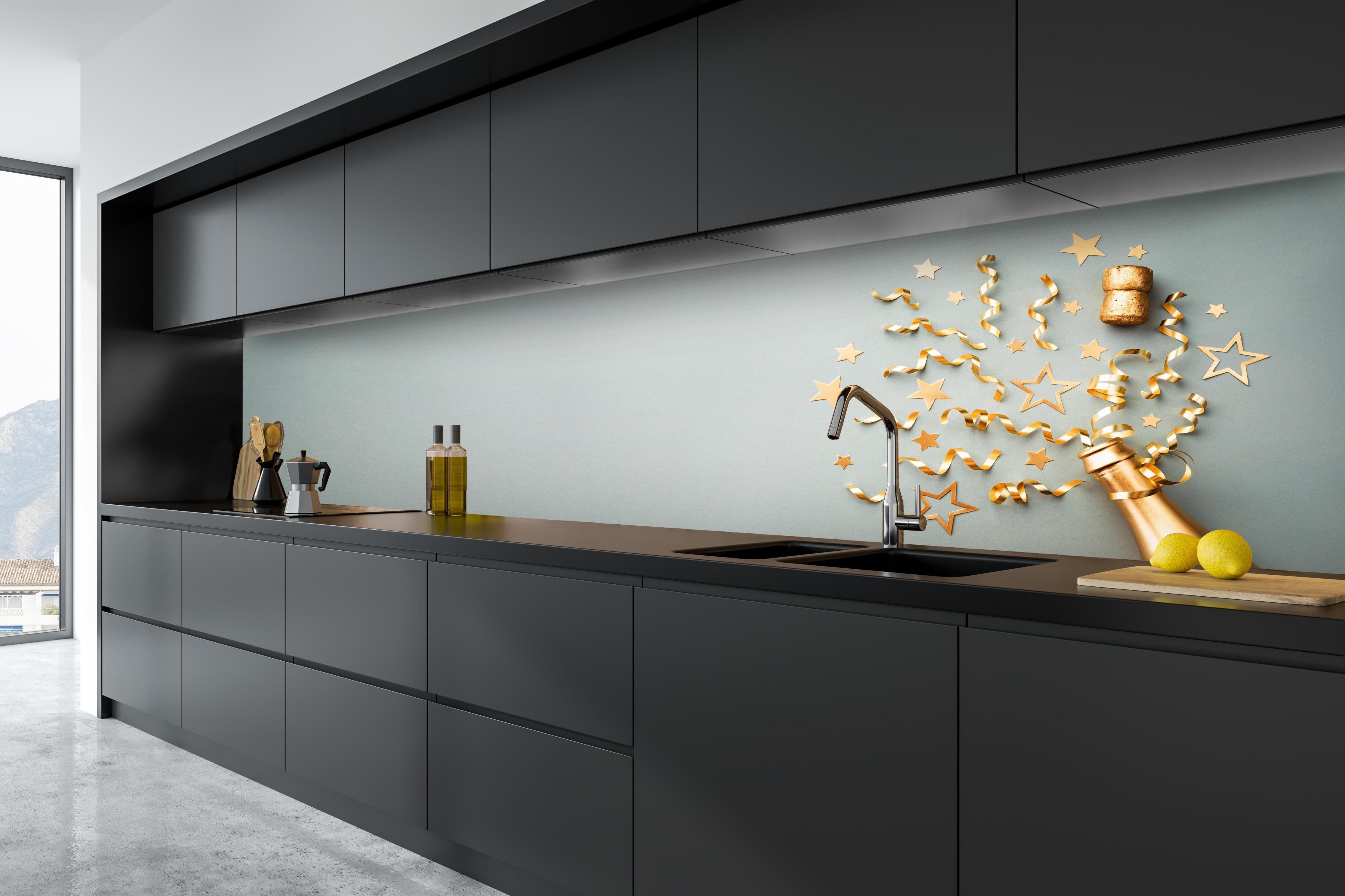 Küche - Goldene Champagnerflasche im Sylvester design hinter weißen Hochglanz-Küchenregalen und schwarzem Wasserhahn