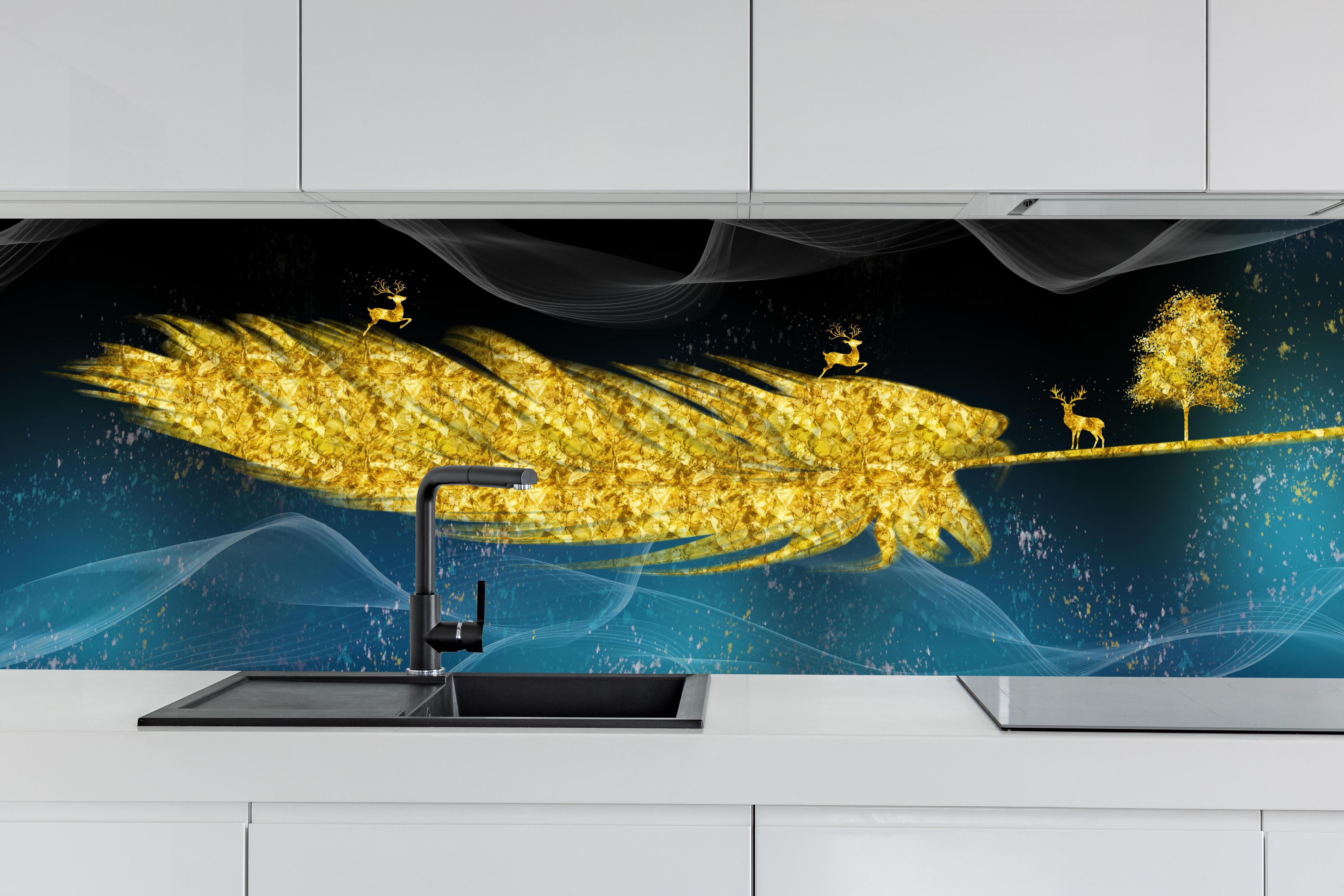 Küche - Goldene Feder - 3D Muster hinter weißen Hochglanz-Küchenregalen und schwarzem Wasserhahn