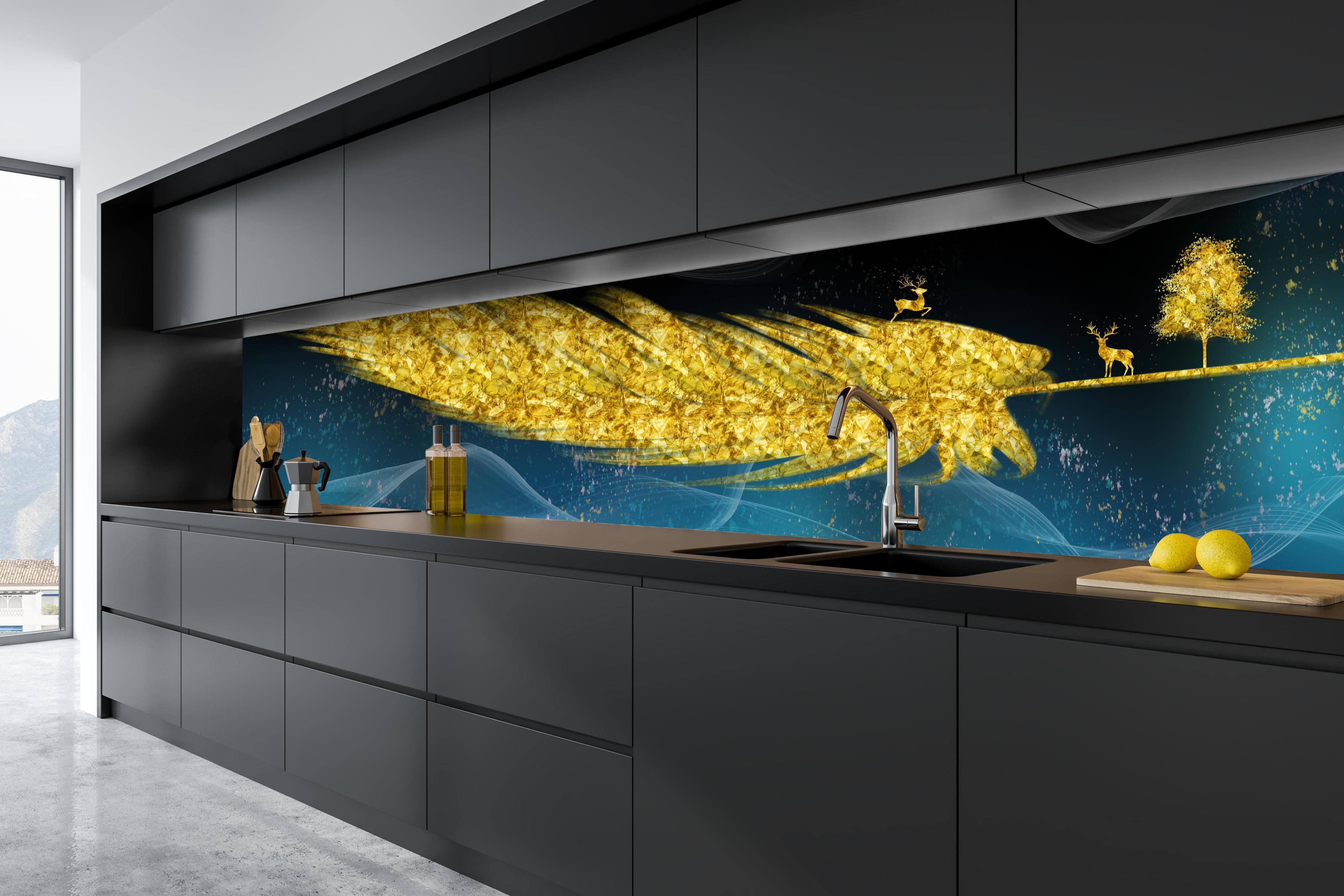 Küche - Goldene Feder - 3D Muster hinter weißen Hochglanz-Küchenregalen und schwarzem Wasserhahn
