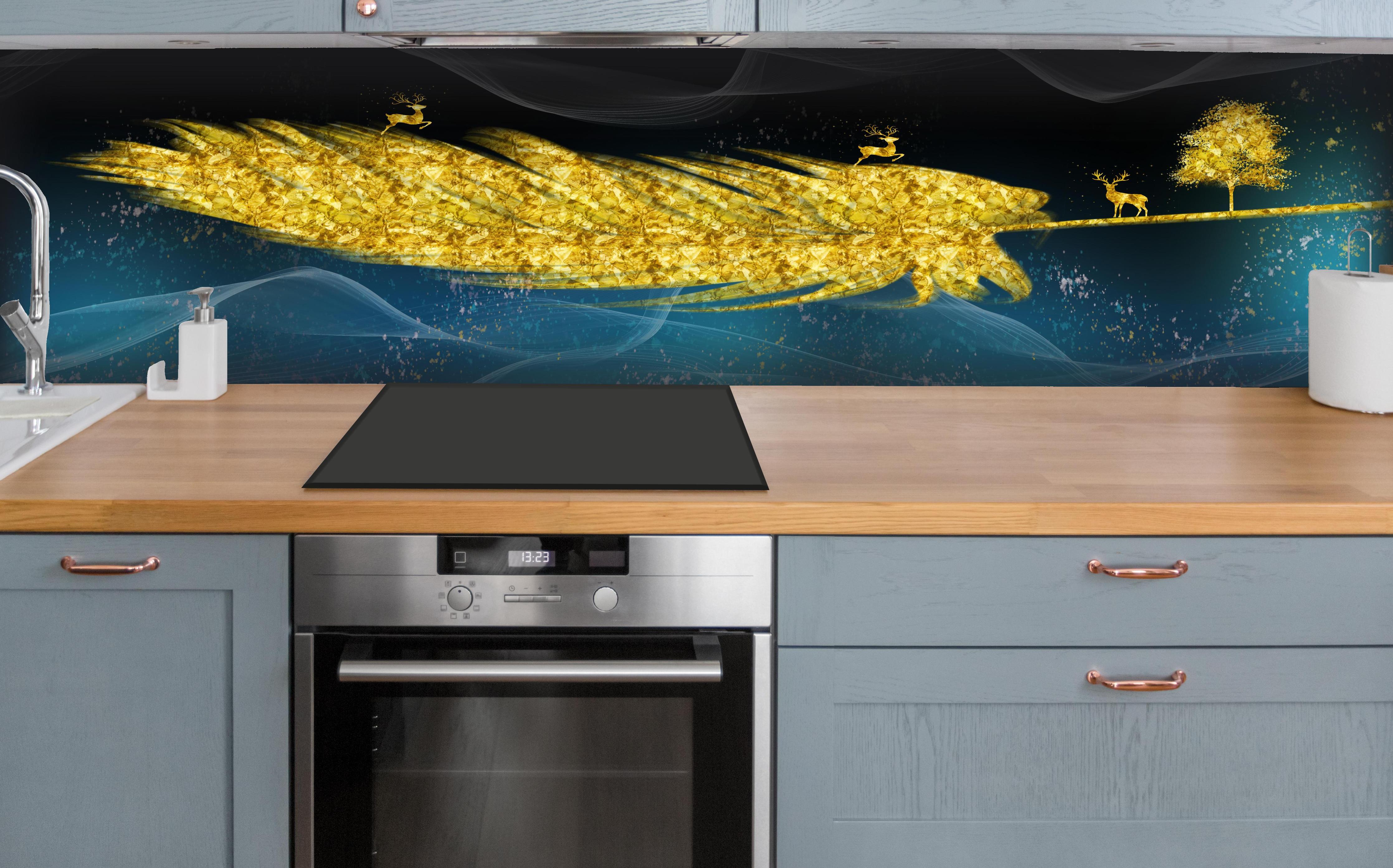 Küche - Goldene Feder - 3D Muster hinter weißen Hochglanz-Küchenregalen und schwarzem Wasserhahn