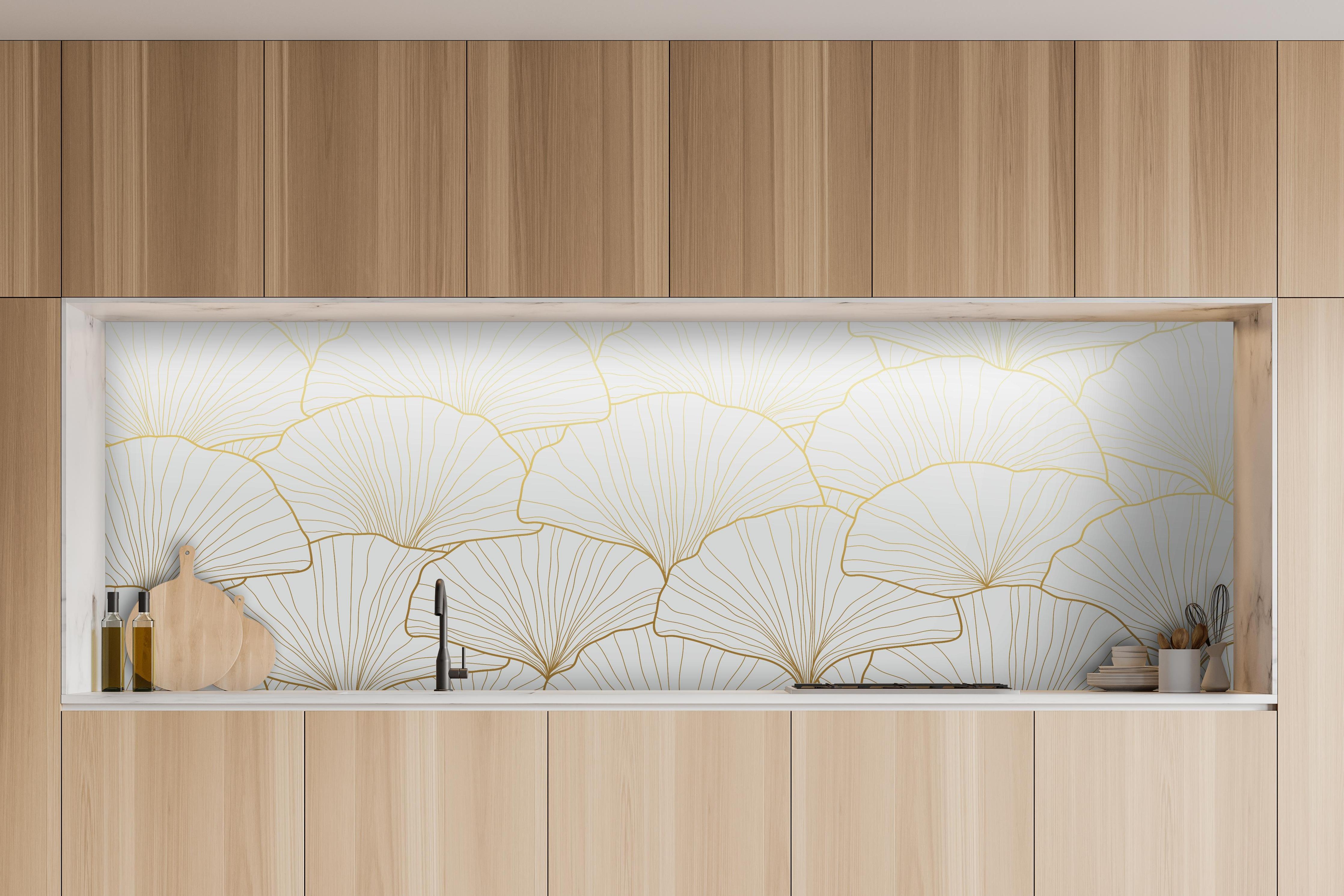 Küche - Goldene Ginkgo Blattstruktur hinter weißen Hochglanz-Küchenregalen und schwarzem Wasserhahn