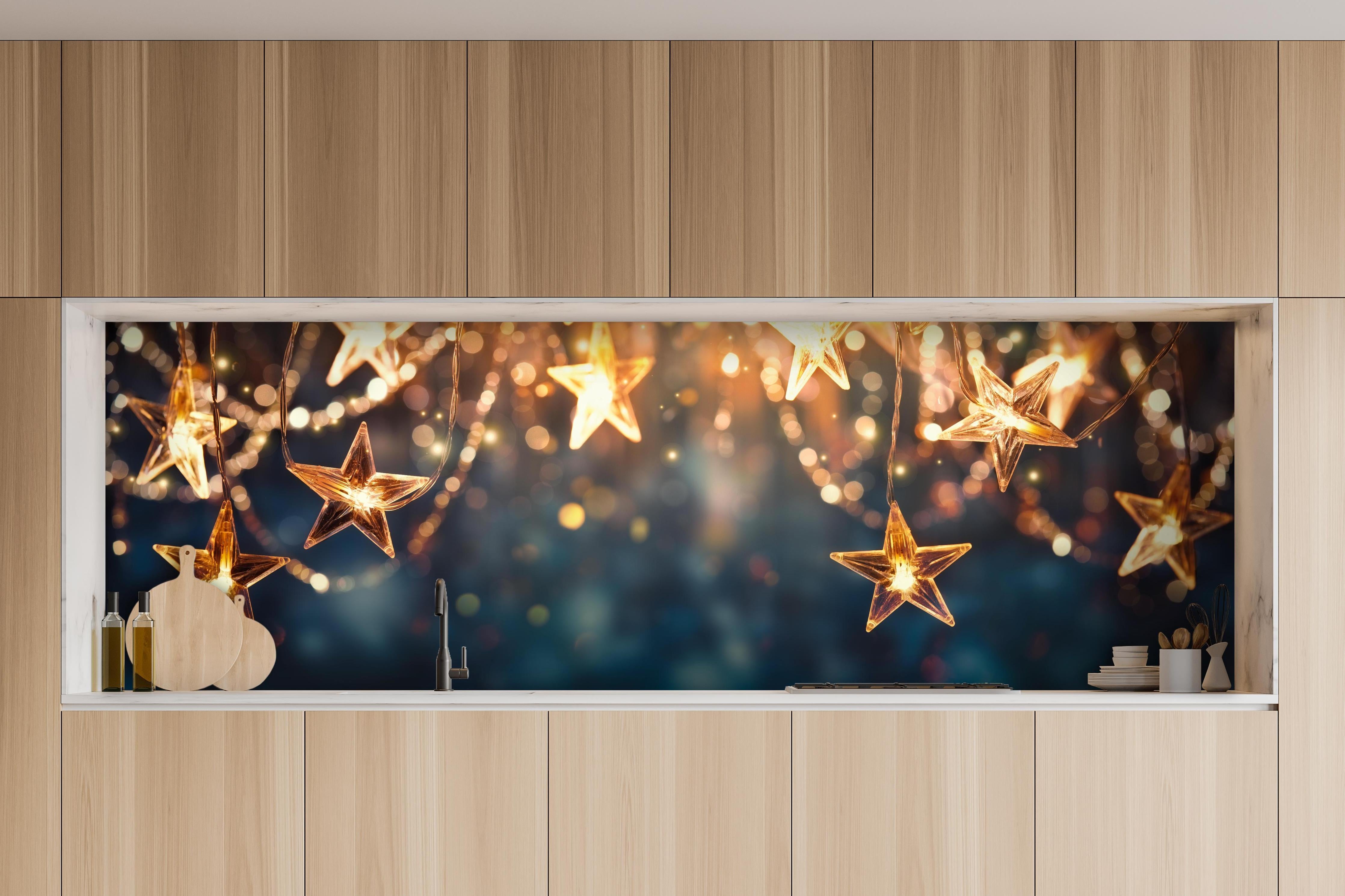 Küche - Goldene Sternen Lichterkette hinter weißen Hochglanz-Küchenregalen und schwarzem Wasserhahn