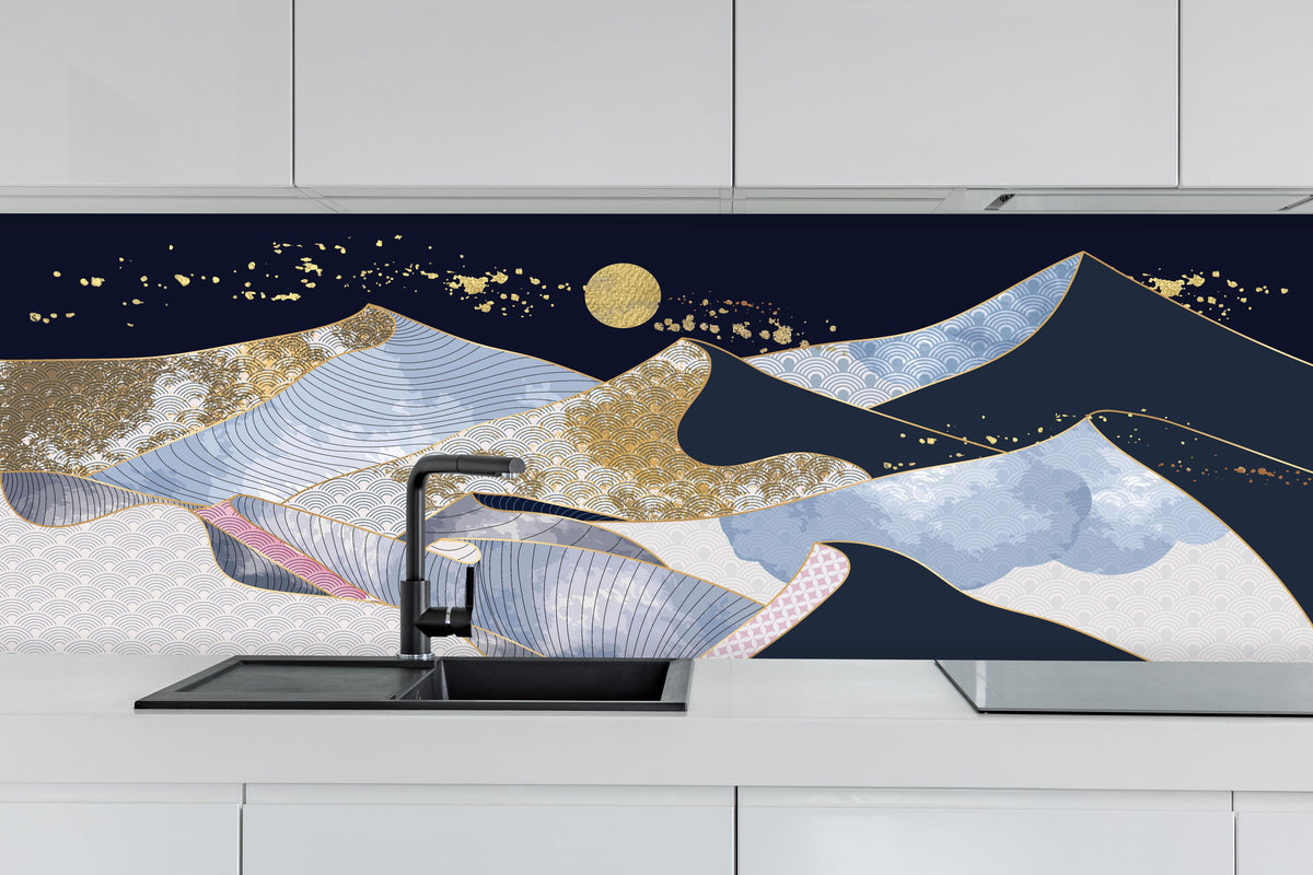 Küche - Goldene Wellen Kunstwerk mit Mond hinter weißen Hochglanz-Küchenregalen und schwarzem Wasserhahn
