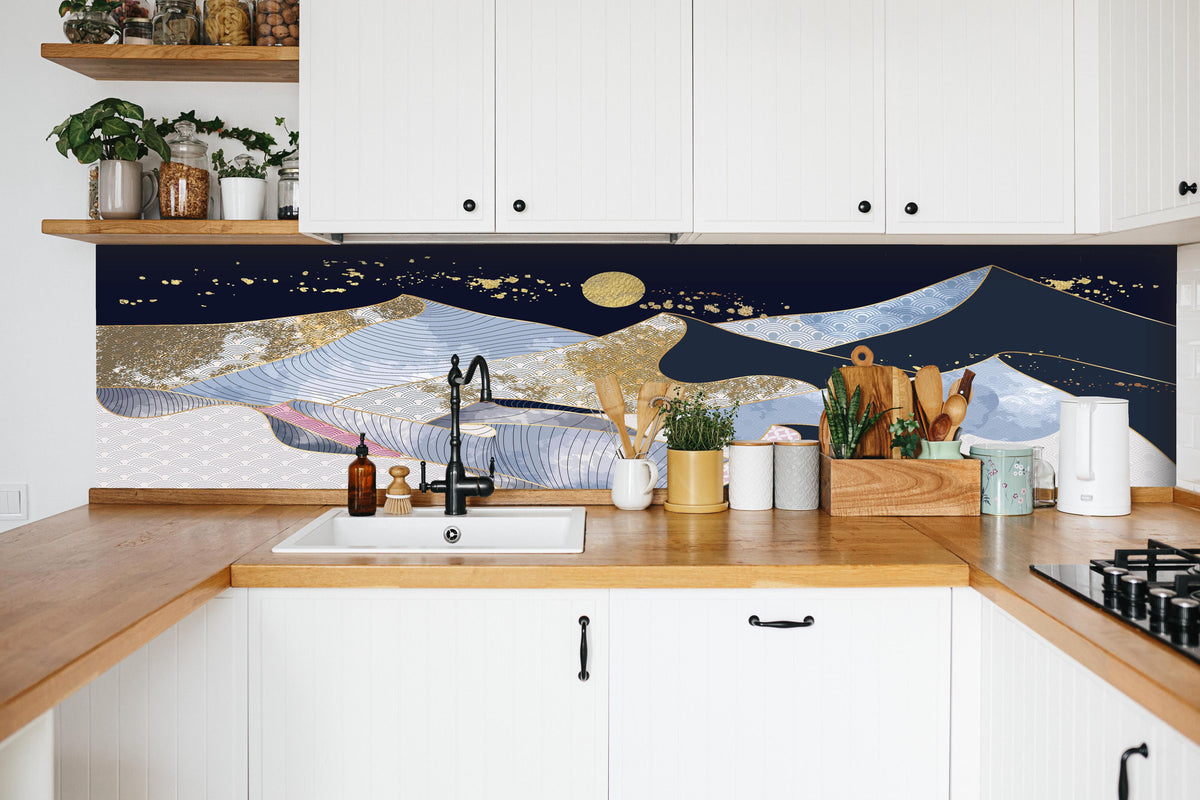 Küche - Goldene Wellen Kunstwerk mit Mond hinter weißen Hochglanz-Küchenregalen und schwarzem Wasserhahn
