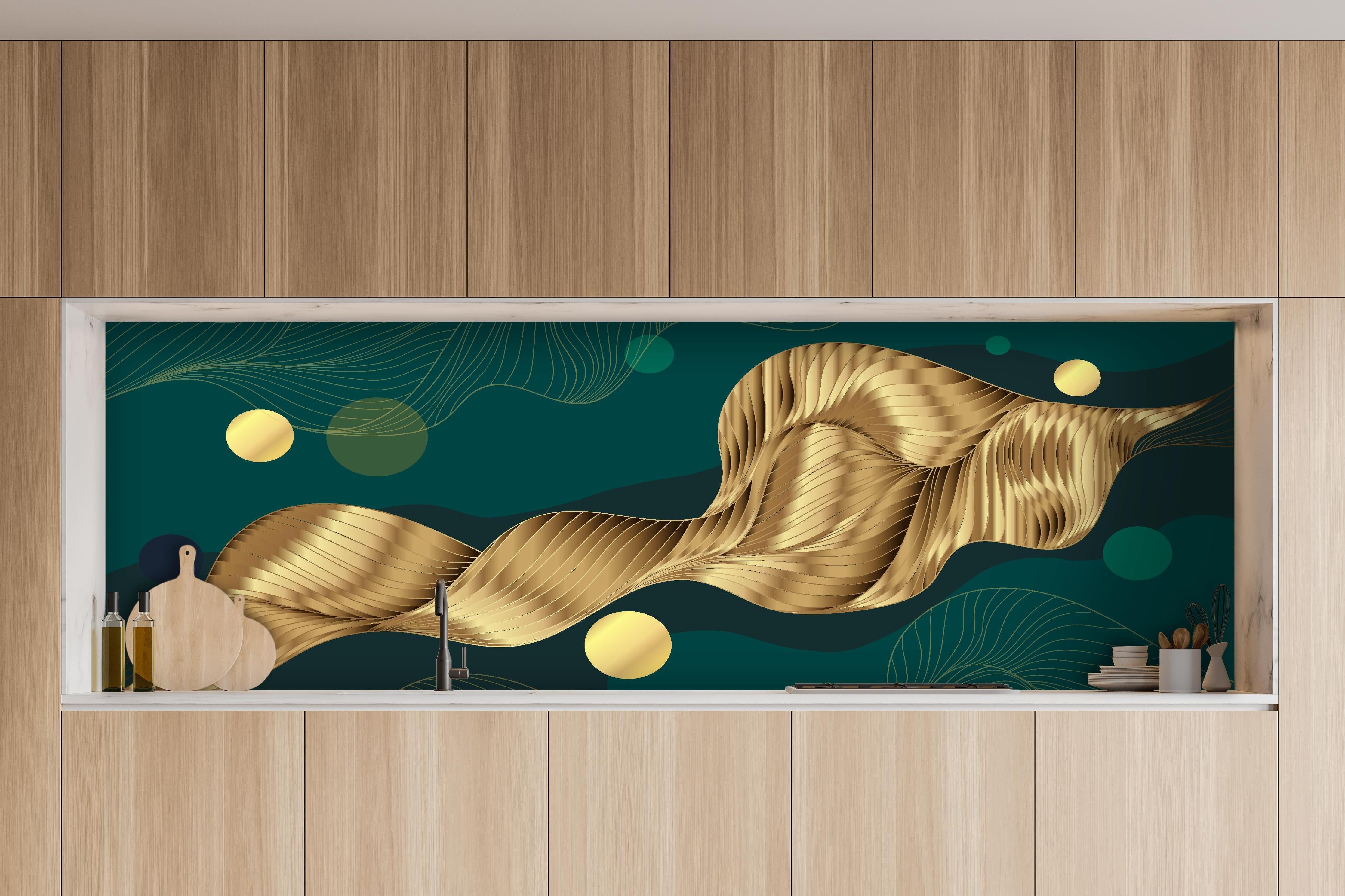 Küche - Goldene Wellenlinien Kunst auf Dunkelblau hinter weißen Hochglanz-Küchenregalen und schwarzem Wasserhahn
