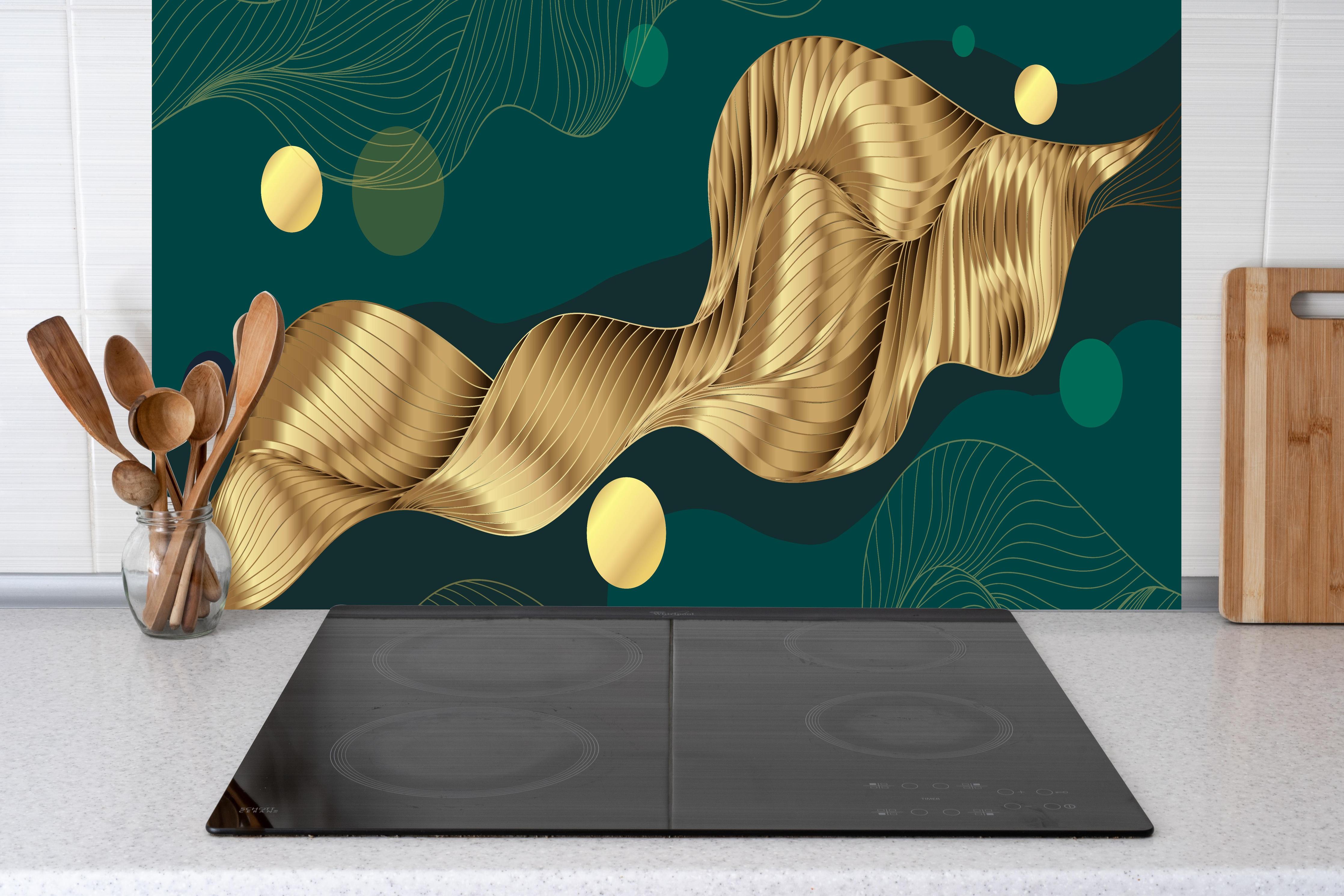 Küche - Goldene Wellenlinien Kunst auf Dunkelblau hinter weißen Hochglanz-Küchenregalen und schwarzem Wasserhahn