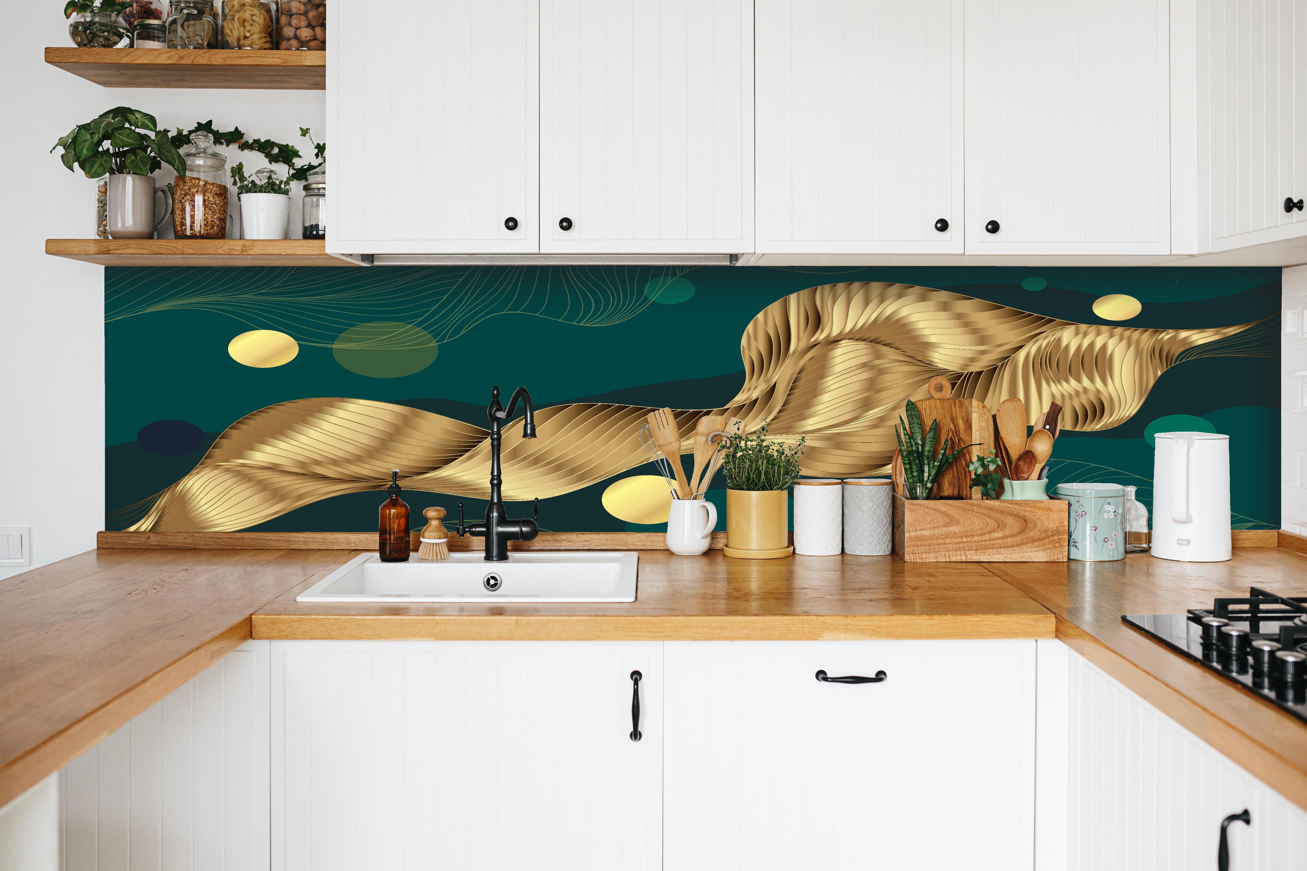 Küche - Goldene Wellenlinien Kunst auf Dunkelblau hinter weißen Hochglanz-Küchenregalen und schwarzem Wasserhahn