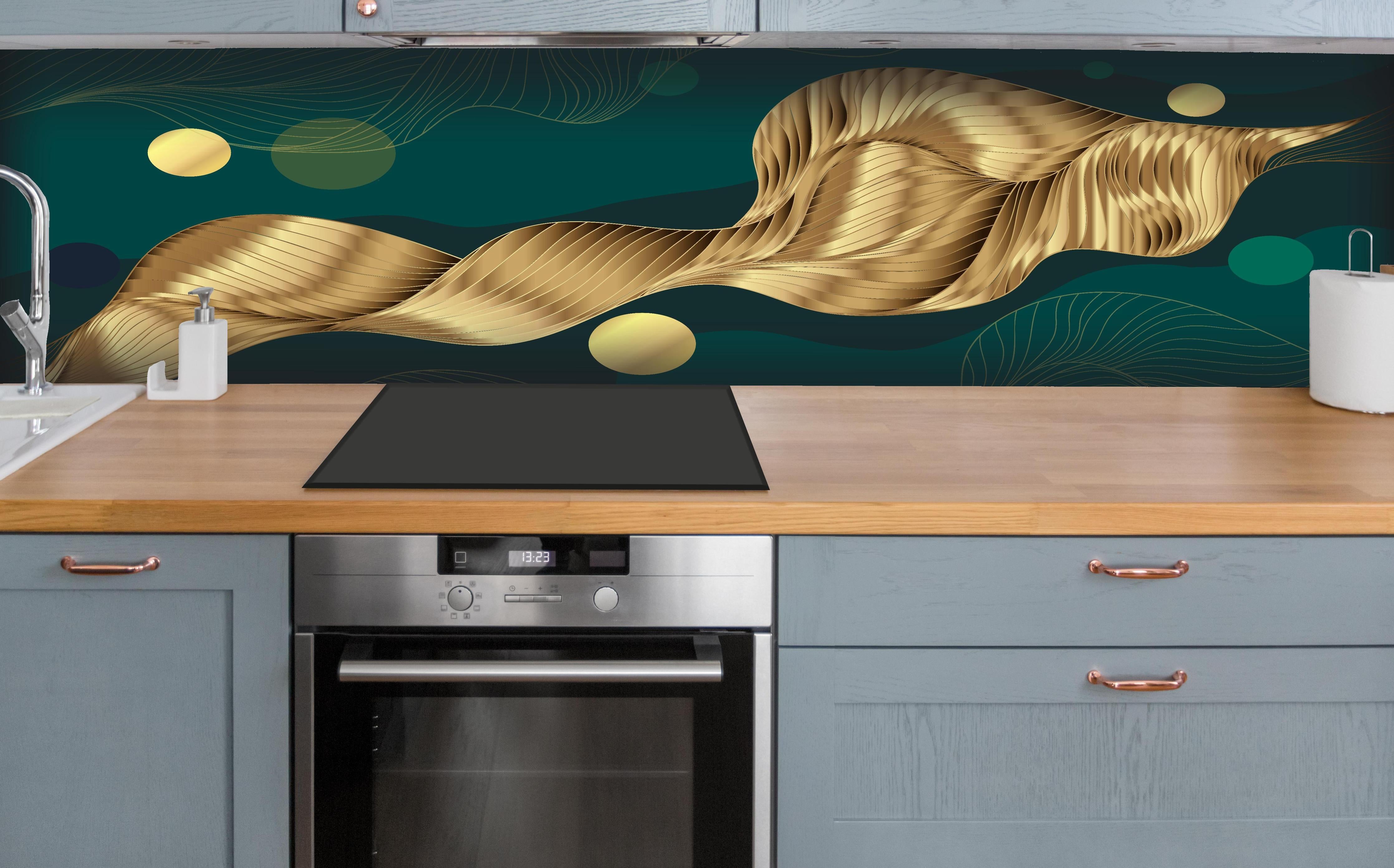 Küche - Goldene Wellenlinien Kunst auf Dunkelblau hinter weißen Hochglanz-Küchenregalen und schwarzem Wasserhahn