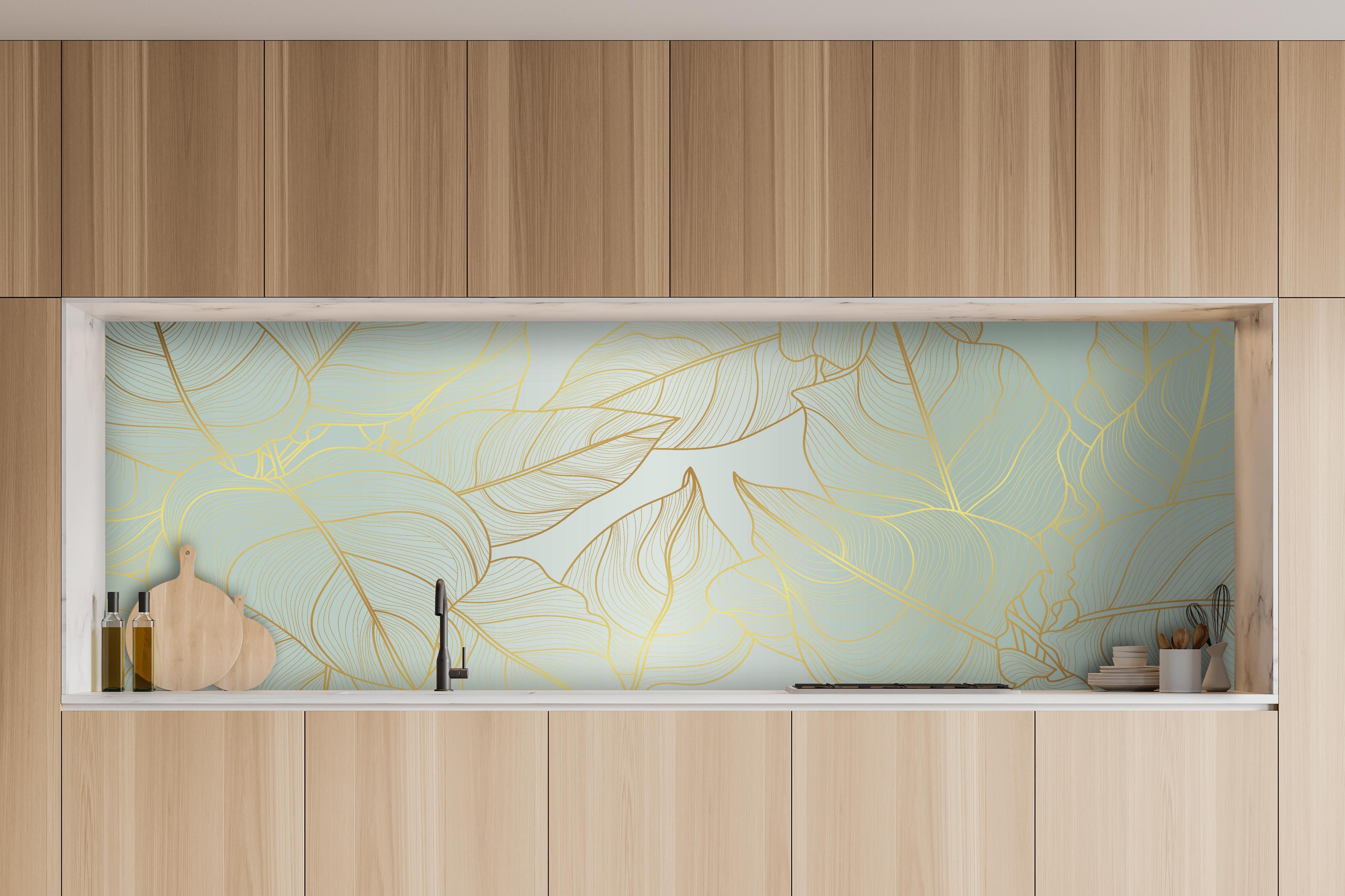 Küche - Goldener Blatt-Design Hintergrund hinter weißen Hochglanz-Küchenregalen und schwarzem Wasserhahn