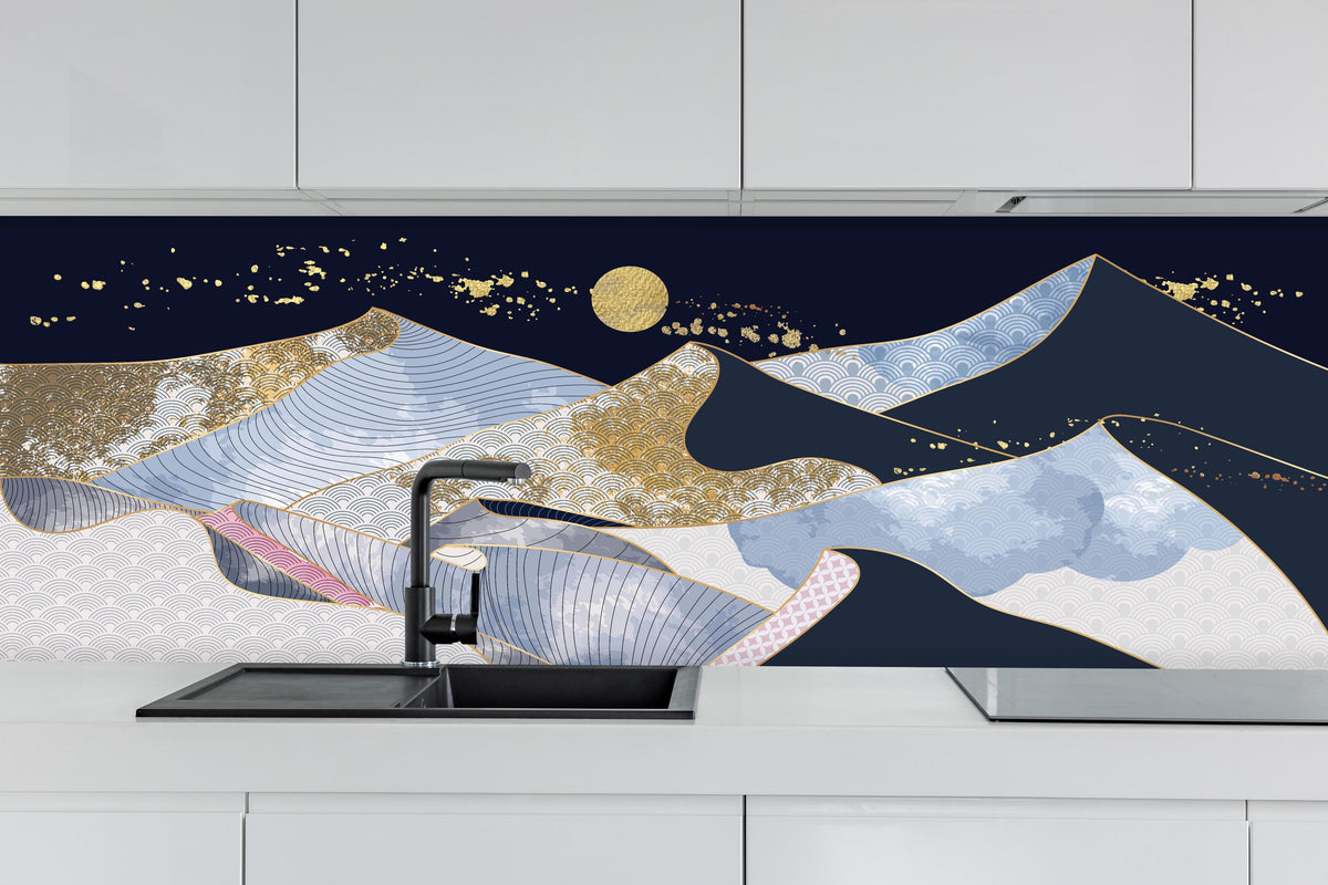 Küche - Goldener Mond über blaugrauer Abstraktlandschaft hinter weißen Hochglanz-Küchenregalen und schwarzem Wasserhahn