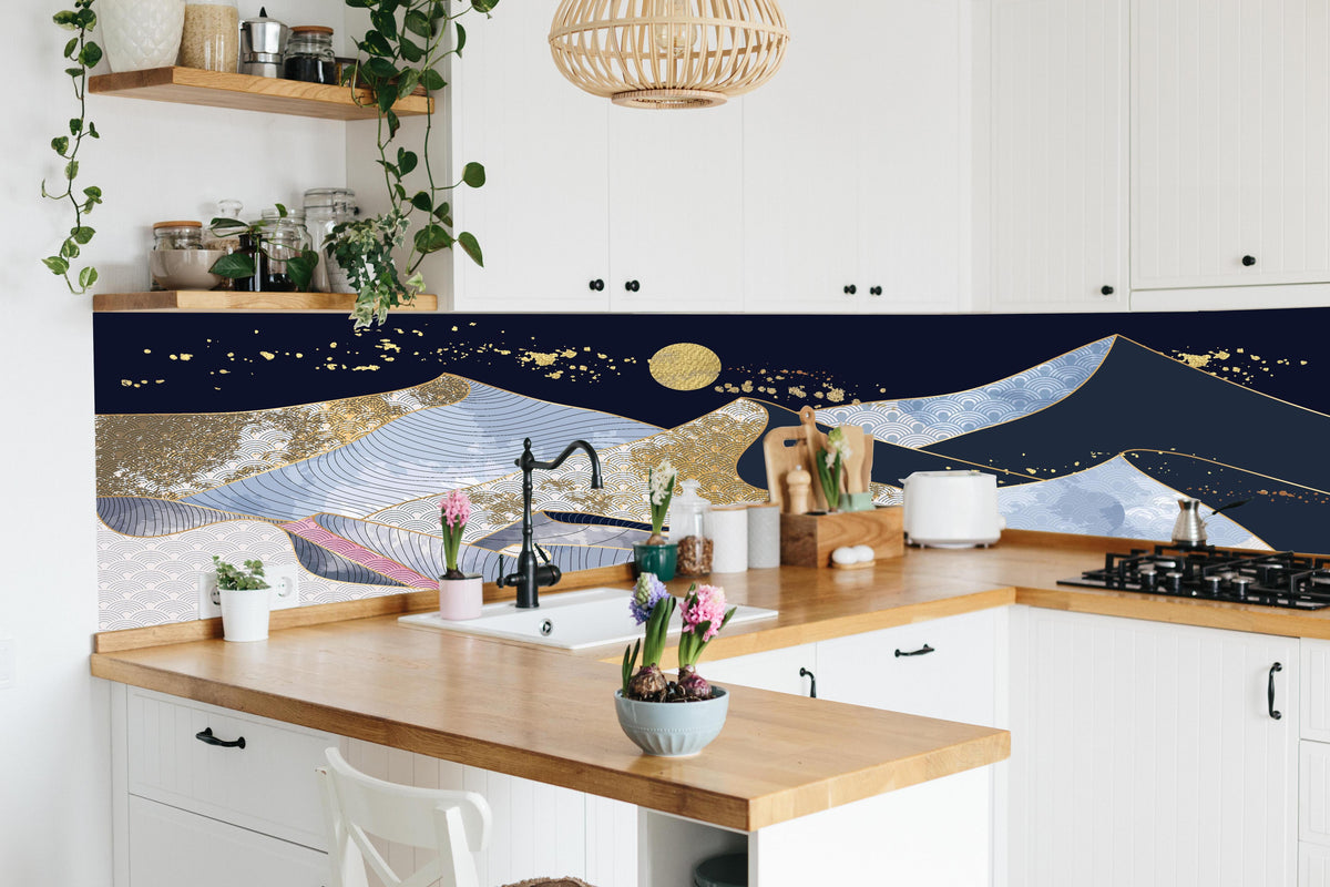 Küche - Goldener Mond über blaugrauer Abstraktlandschaft hinter weißen Hochglanz-Küchenregalen und schwarzem Wasserhahn