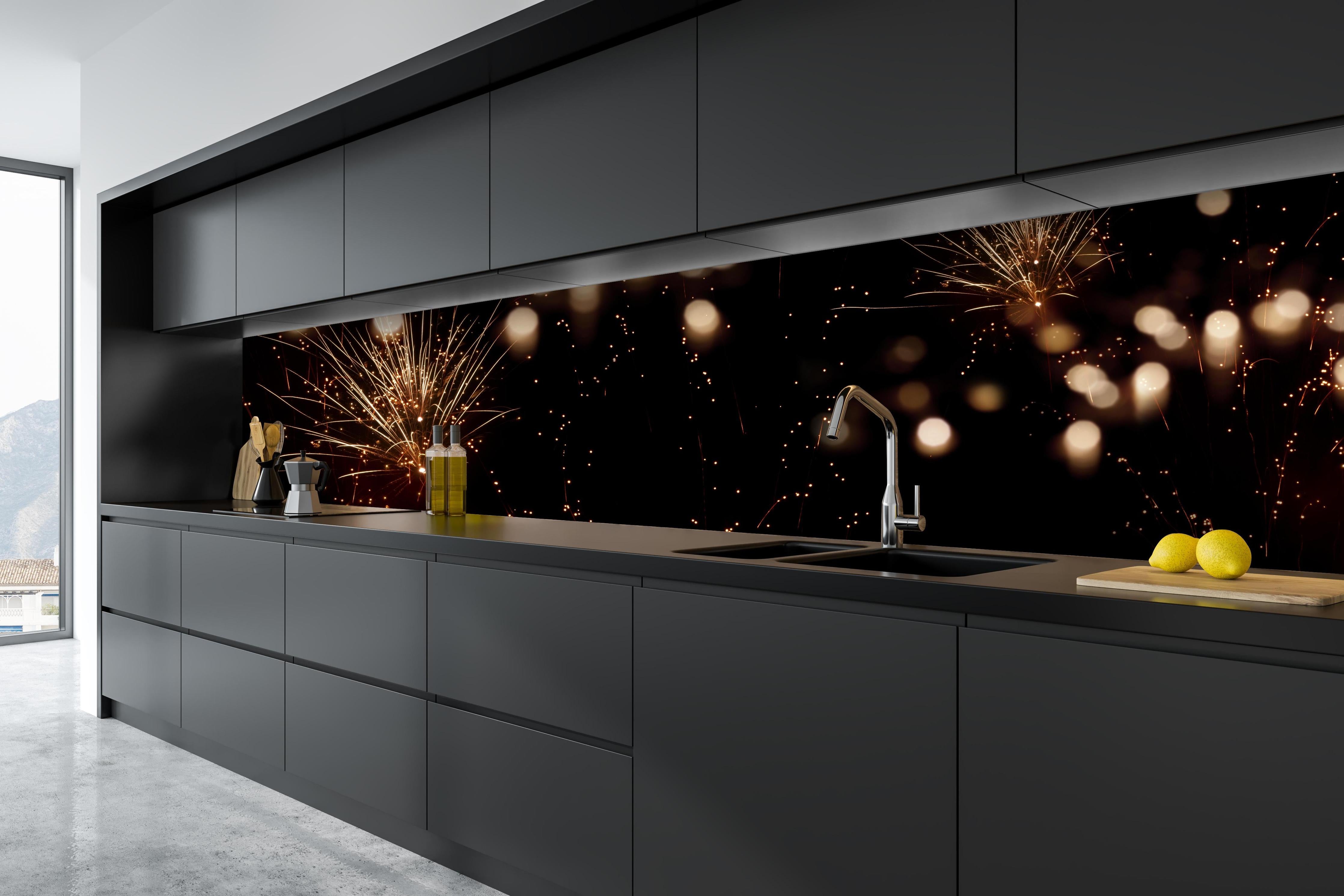 Küche - Goldenes Feuerwerk am Nachthimmel hinter weißen Hochglanz-Küchenregalen und schwarzem Wasserhahn