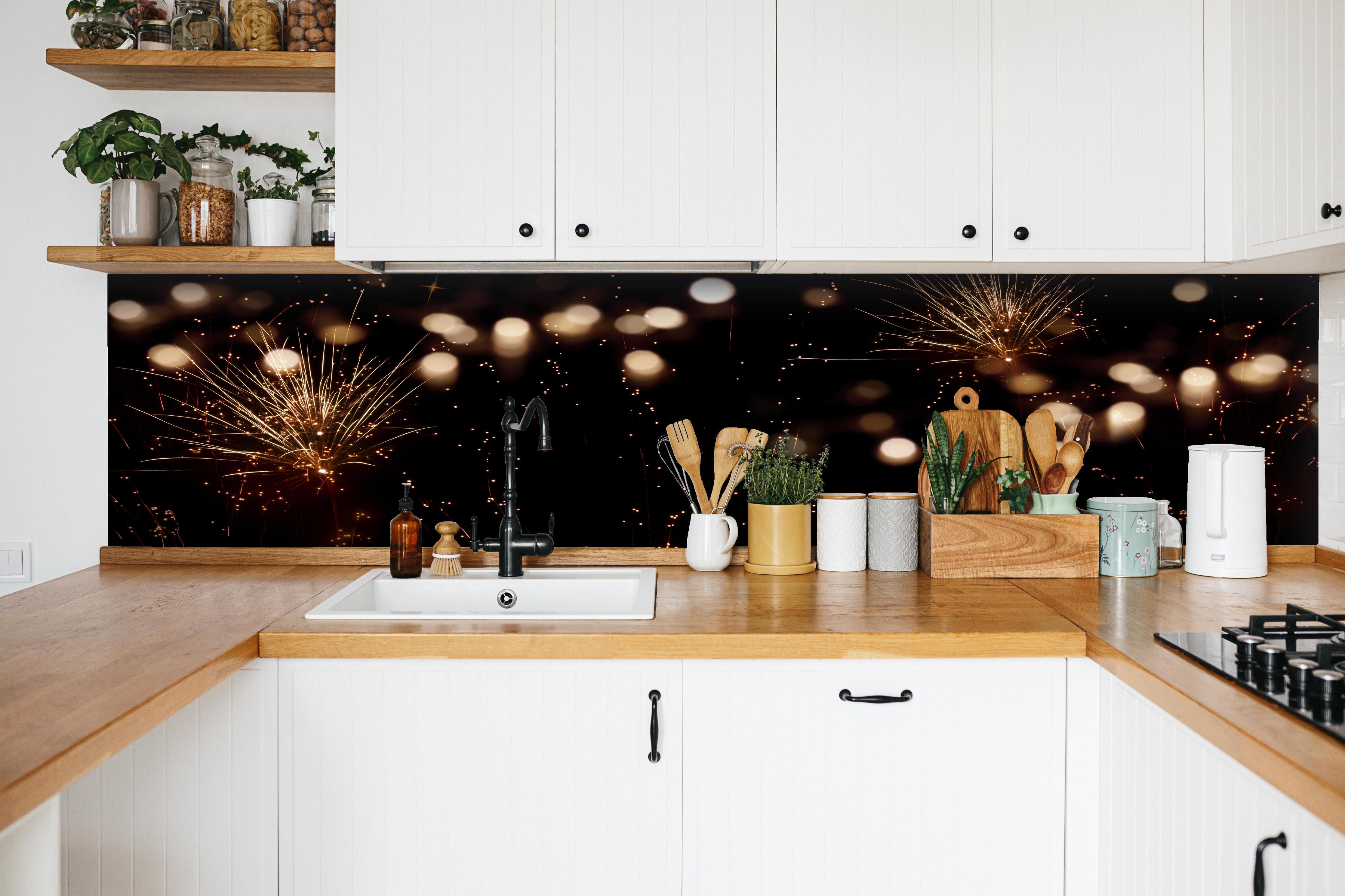 Küche - Goldenes Feuerwerk am Nachthimmel hinter weißen Hochglanz-Küchenregalen und schwarzem Wasserhahn